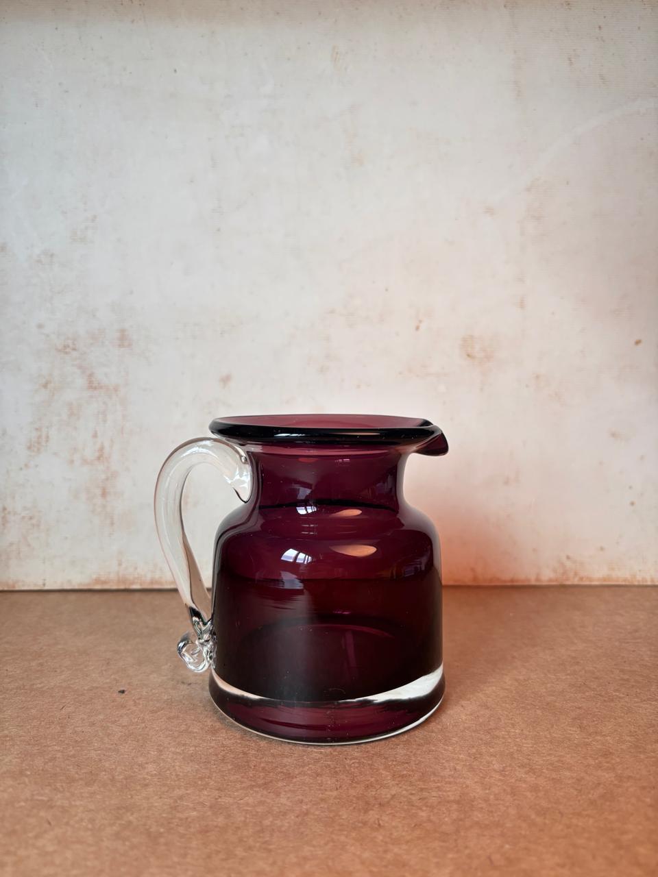 Pequena jarra em vidro artístico vinho com alça incolor (DMCPS_463)