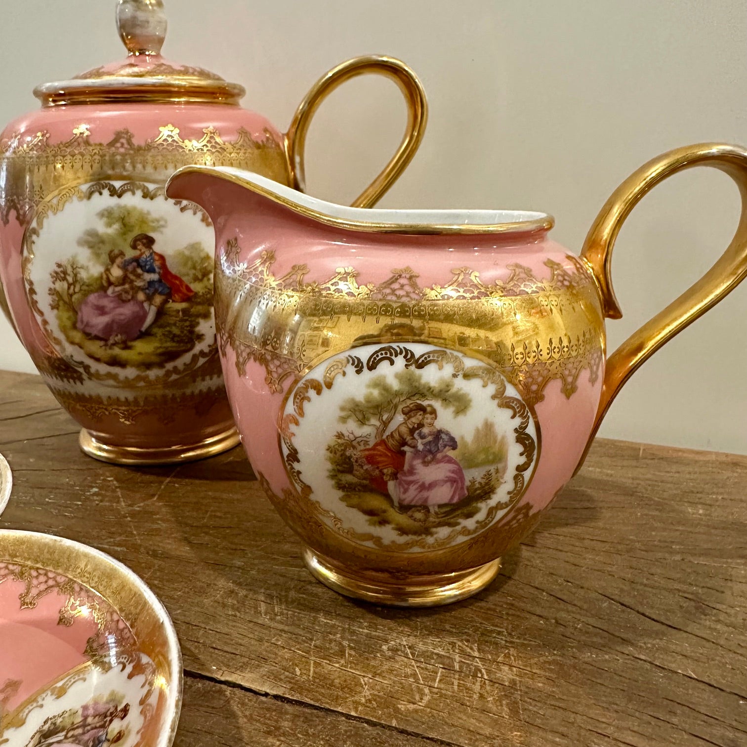 Jogo chá Luis XV tetê a tetê em porcelana inglesa em tons rosa e dourado 