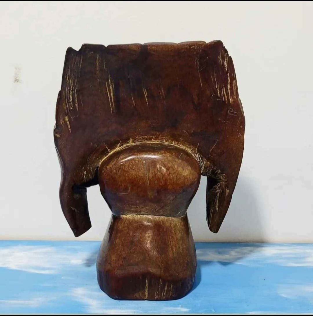 Antiga escultura indígena em Jacarandá da Bahia (24cm X 18xm)