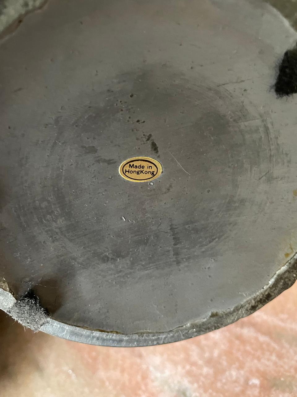 Maravilhosos Potes com tampo e cinzeiro quadrado de estanho ornamentado em latão dourado 