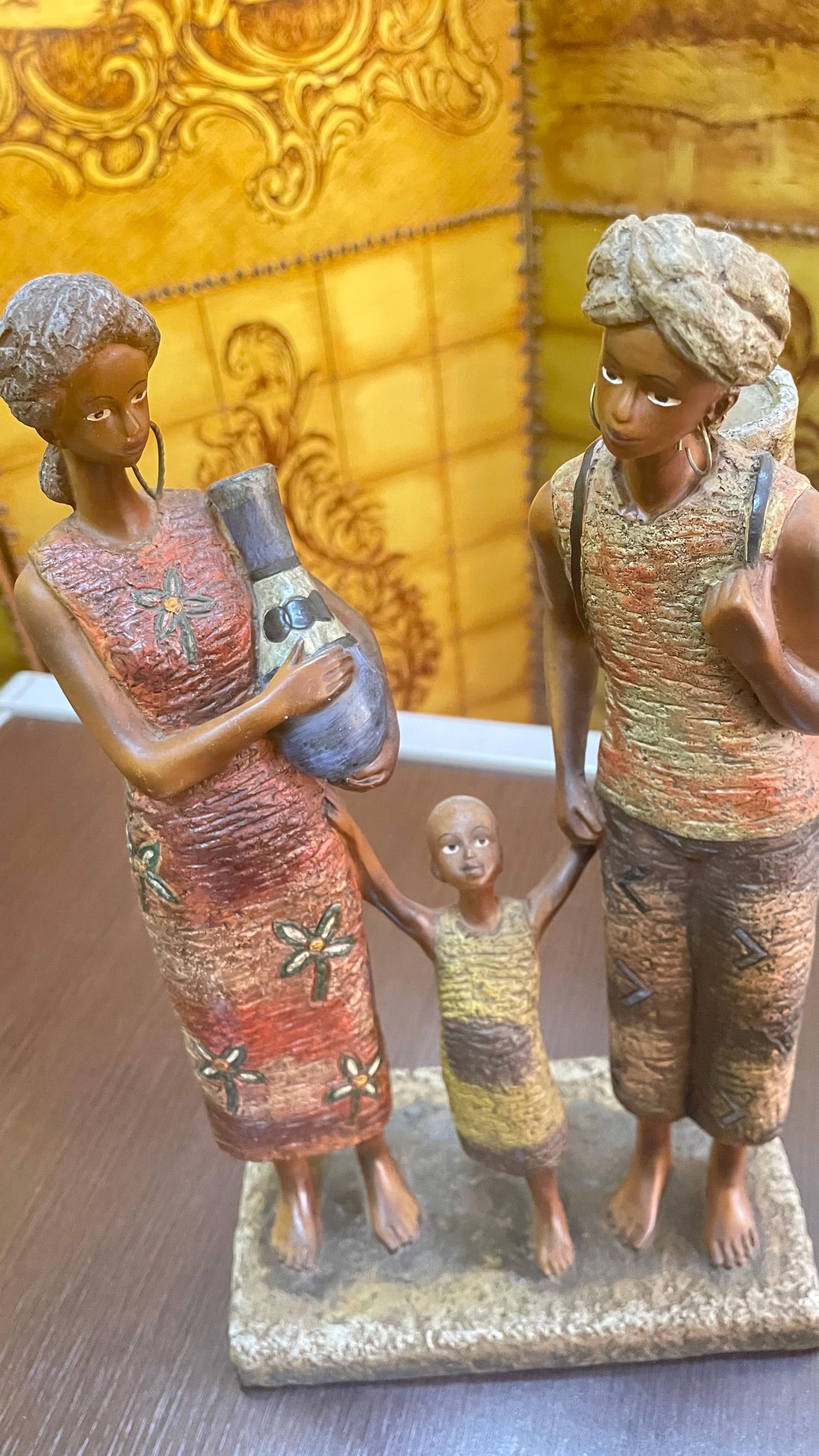 Estatueta de família tribal africana