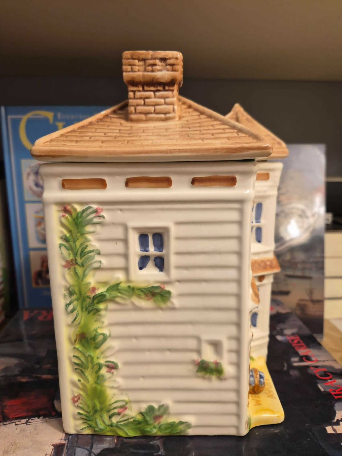 Bicoiteira em cerâmica Weiss, anos 80, em formato de casinha para a coleção Avon Townhouse. Modelo Grande. Linda!