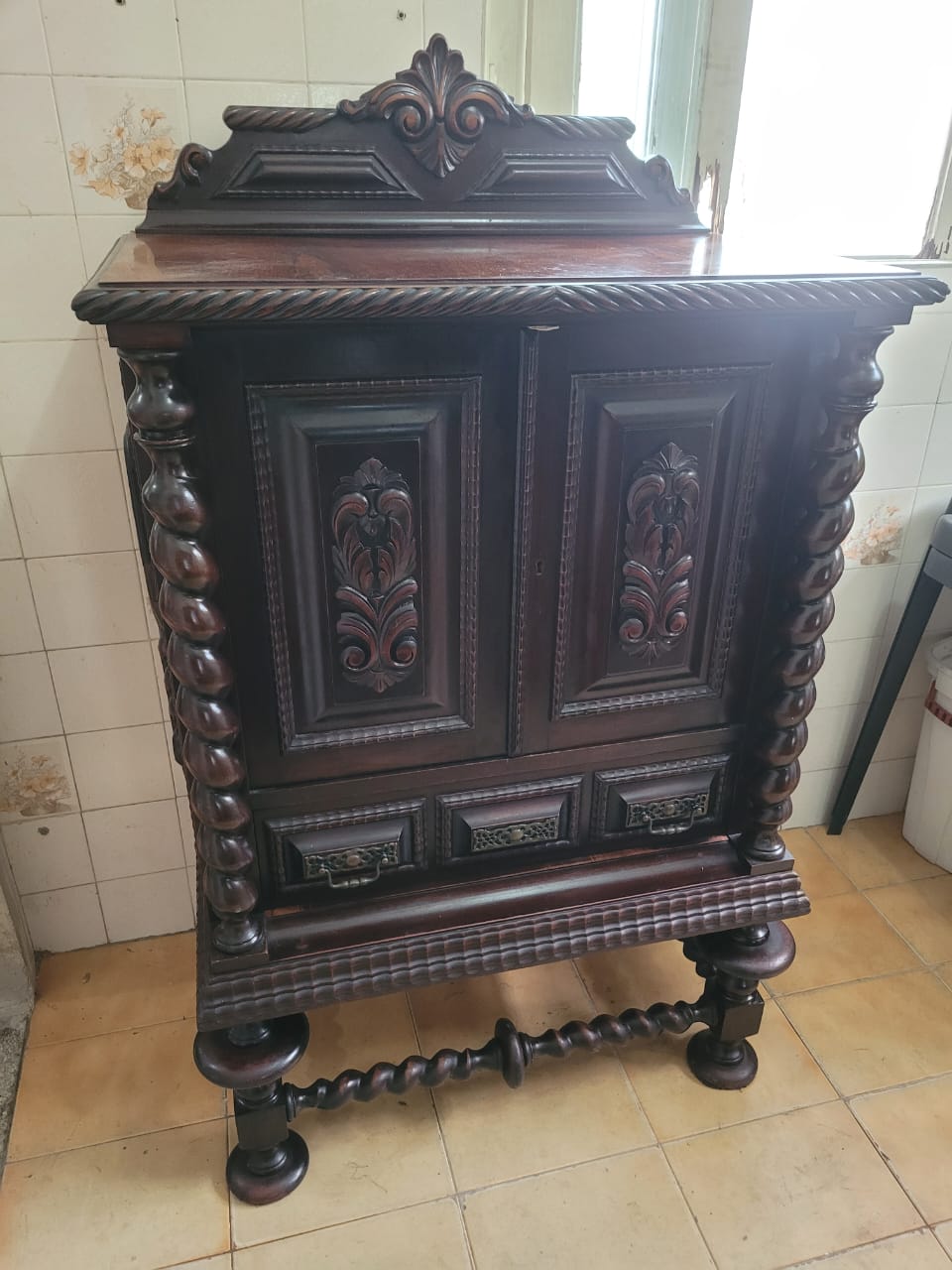 Sala de Jantar Antiga em Madeira Maciça escura - Cristaleira, Buffet, Aparador, Mesa e Cadeiras 