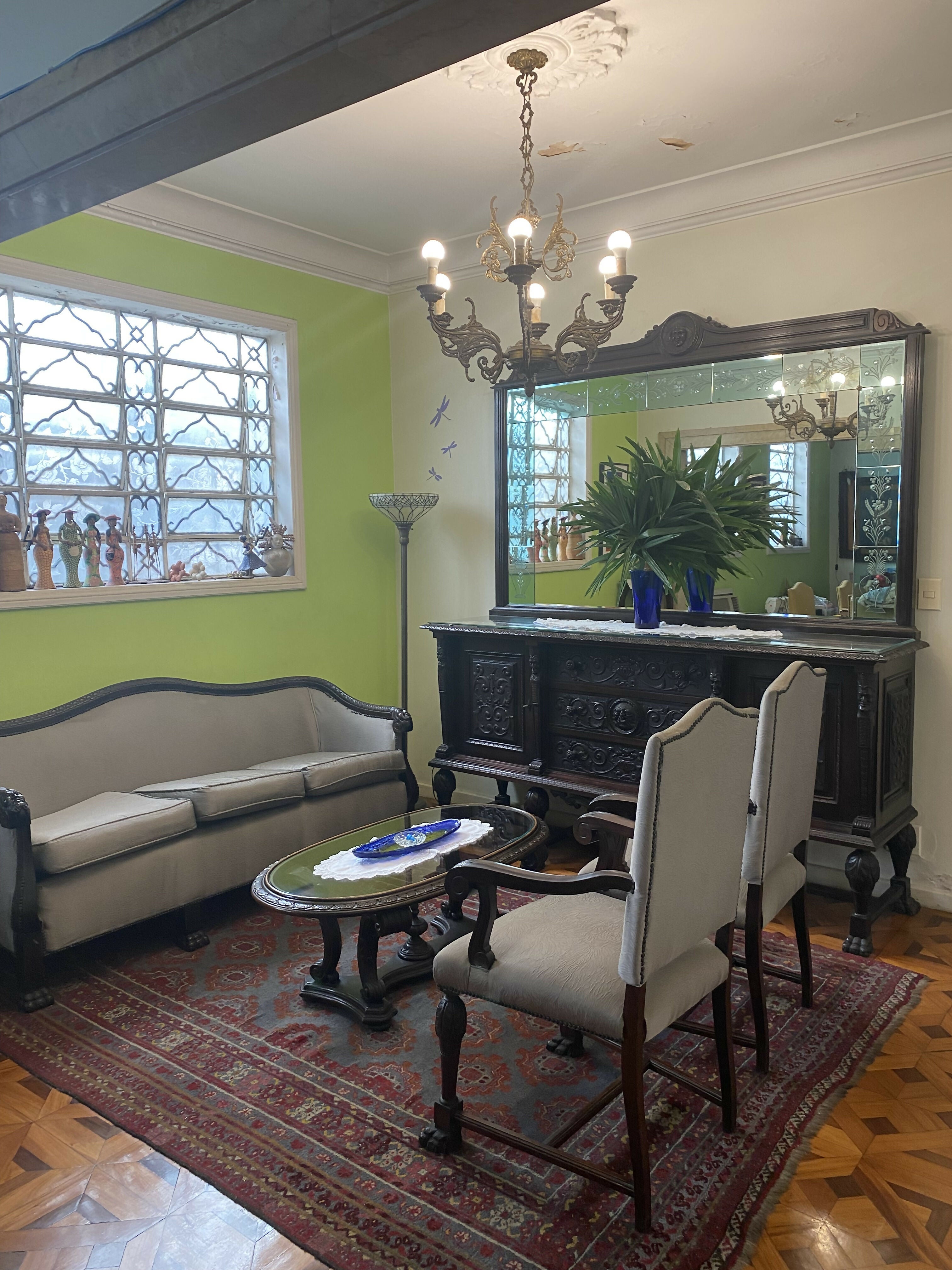 SALA DE PALÁCIO! Completa (sofá, mesa de centro, mesa de jantar, cadeiras, cristaleira, buffet e colunas)