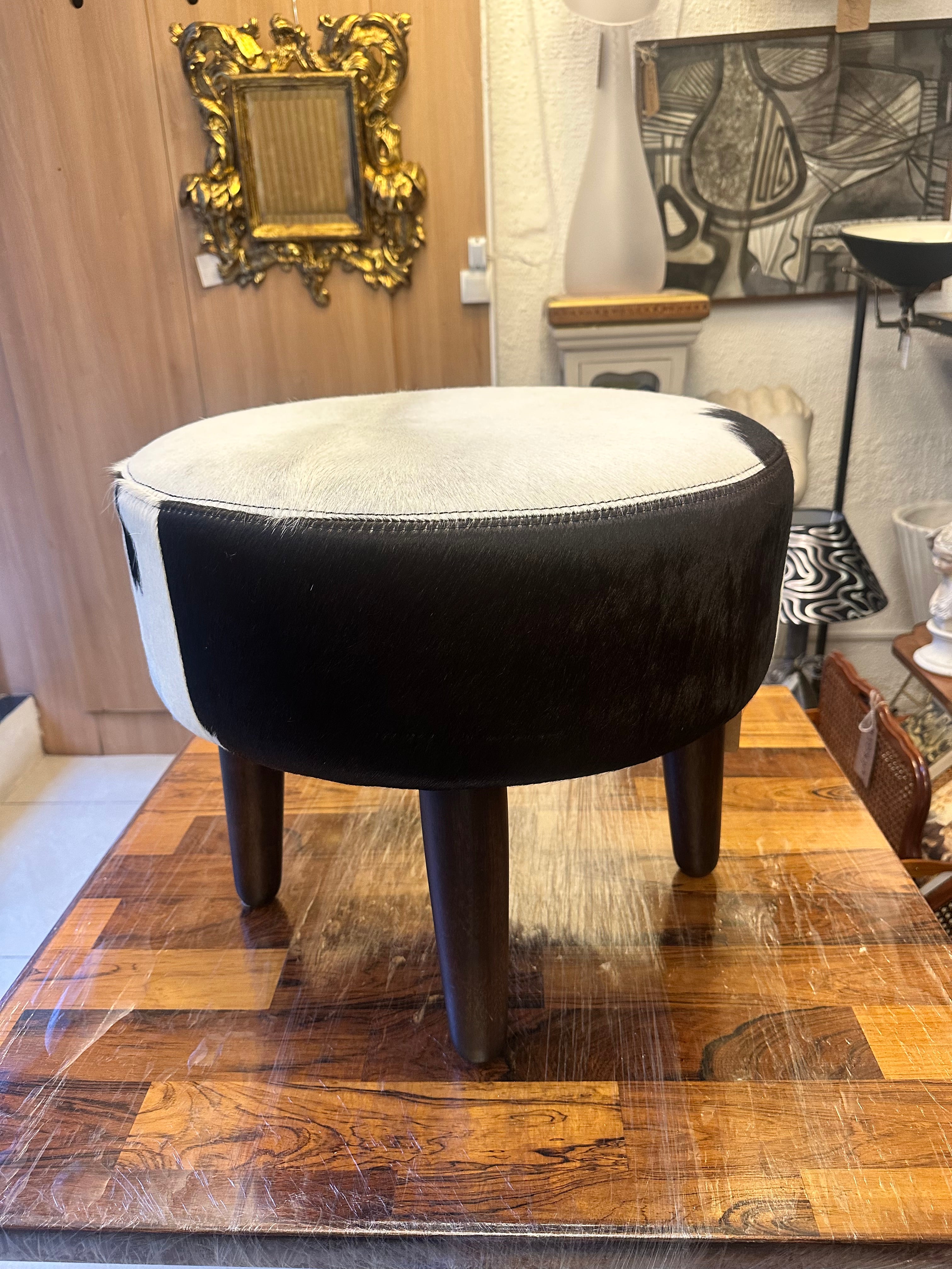 PUFF REDONDO com padrão de couro bovino | DESIGN CONTEMPORÂNEO