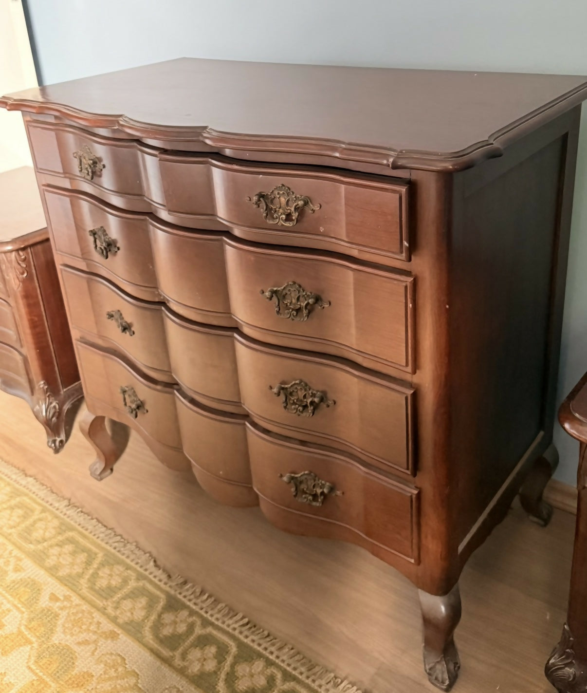 Cômoda clássica com detalhe arredondado