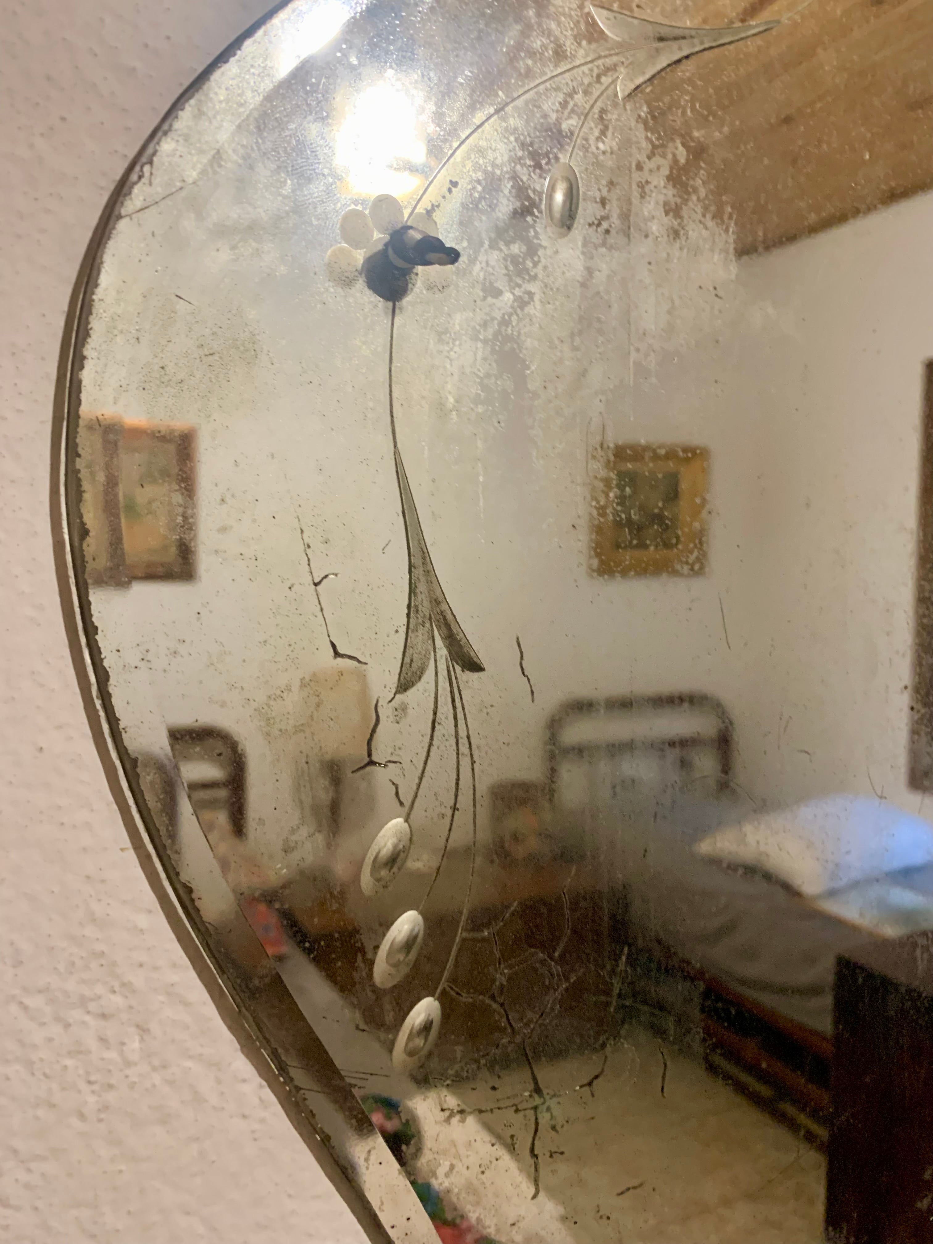 Antiquíssimo espelho estilo veneziano lapidado com decoração floral
