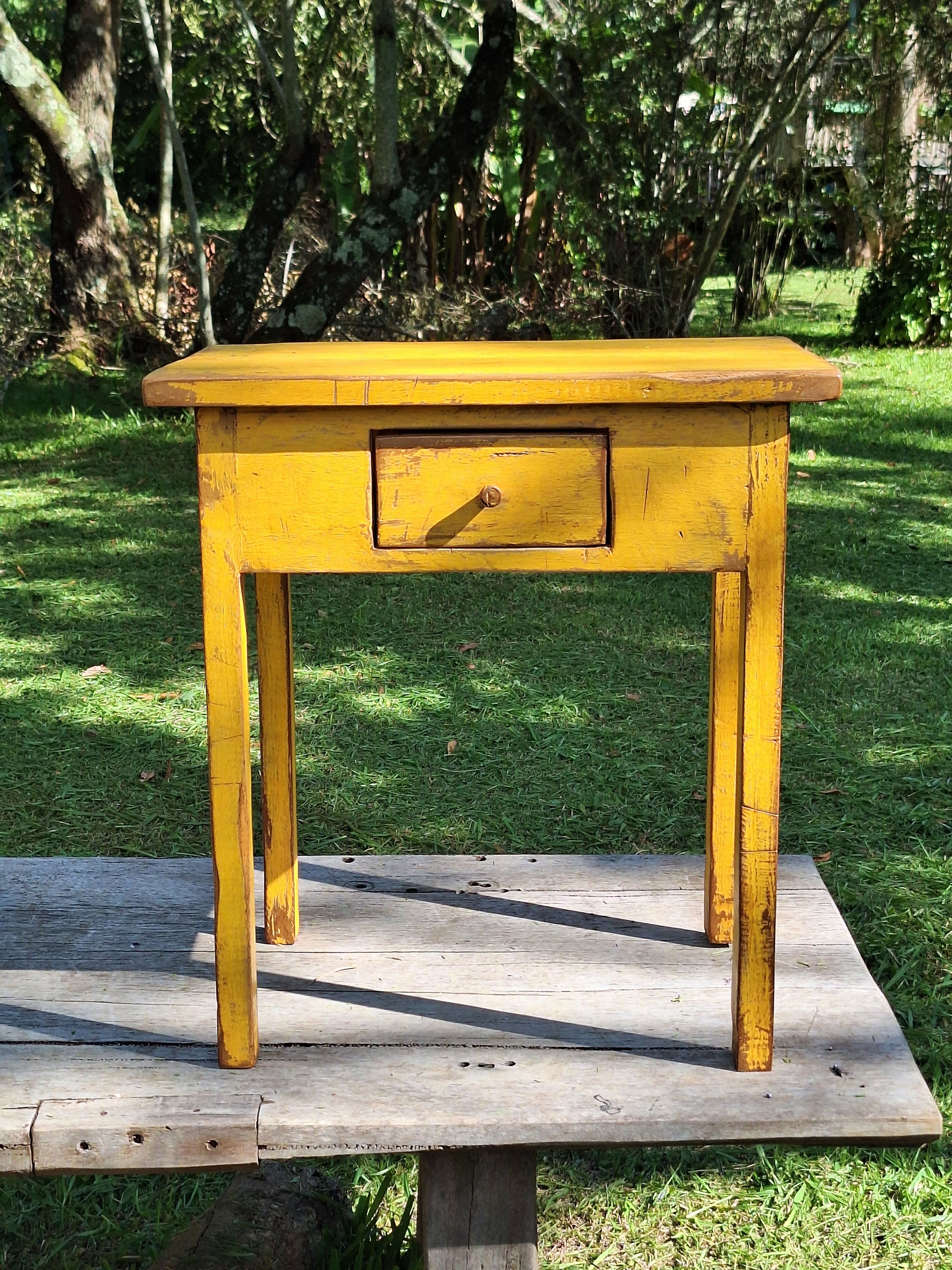 Mesa De Apoio / Mesa Cabeceira Tinta Gasta Amarela Madeira Maciça