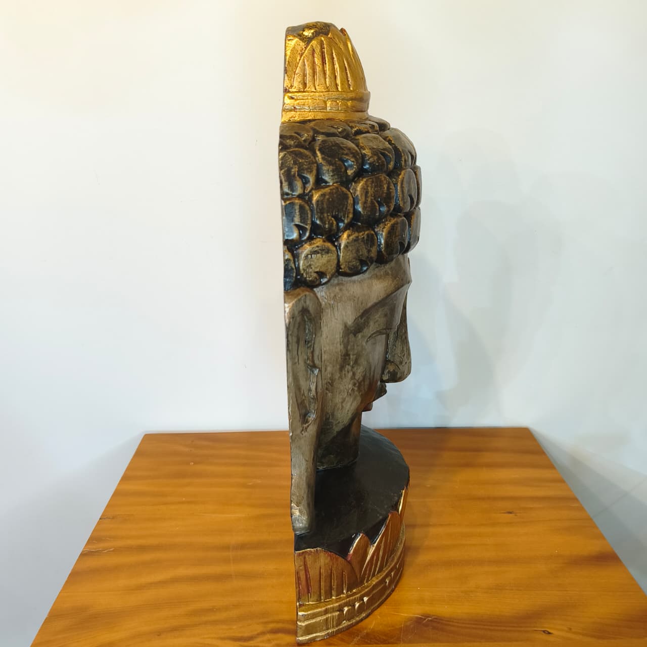 Escultura Decorativa de Buda em Madeira Entalhada