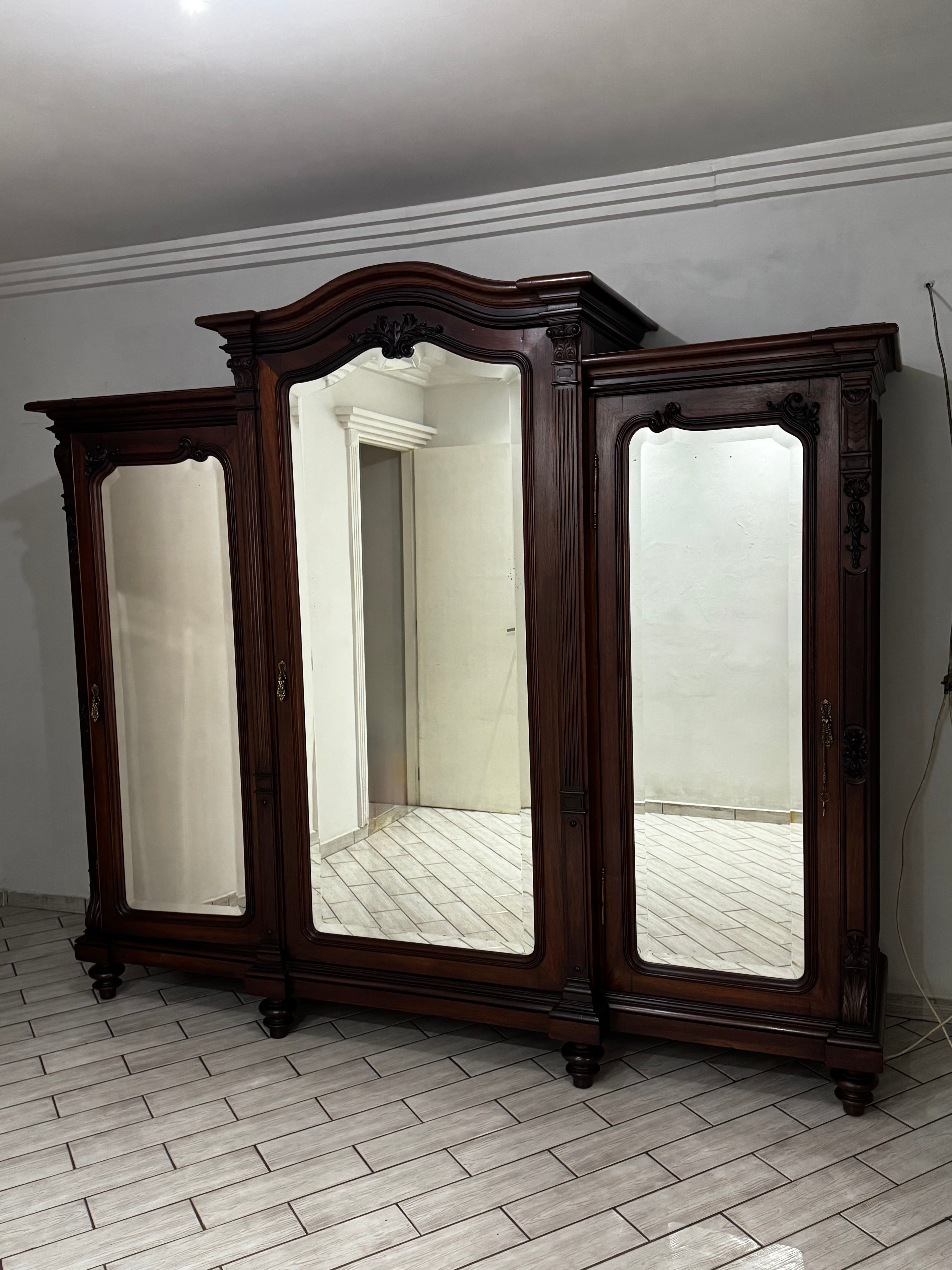 Guarda-roupa francês em madeira escura com 3 espelhos - década de 1920 