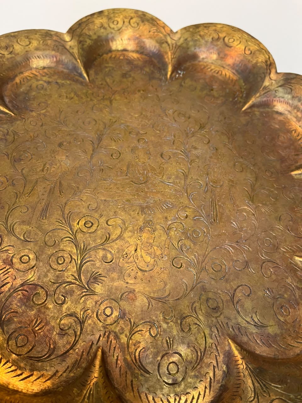 Bandeja Decorativa Oriental em Latão Gravado em formato floral 