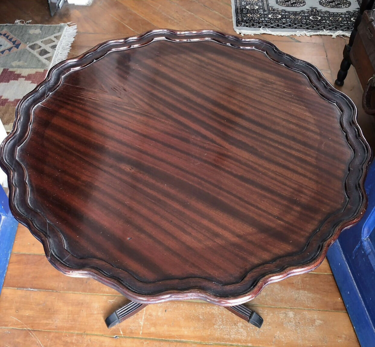 Mesinha de apoio redonda estilo inglês