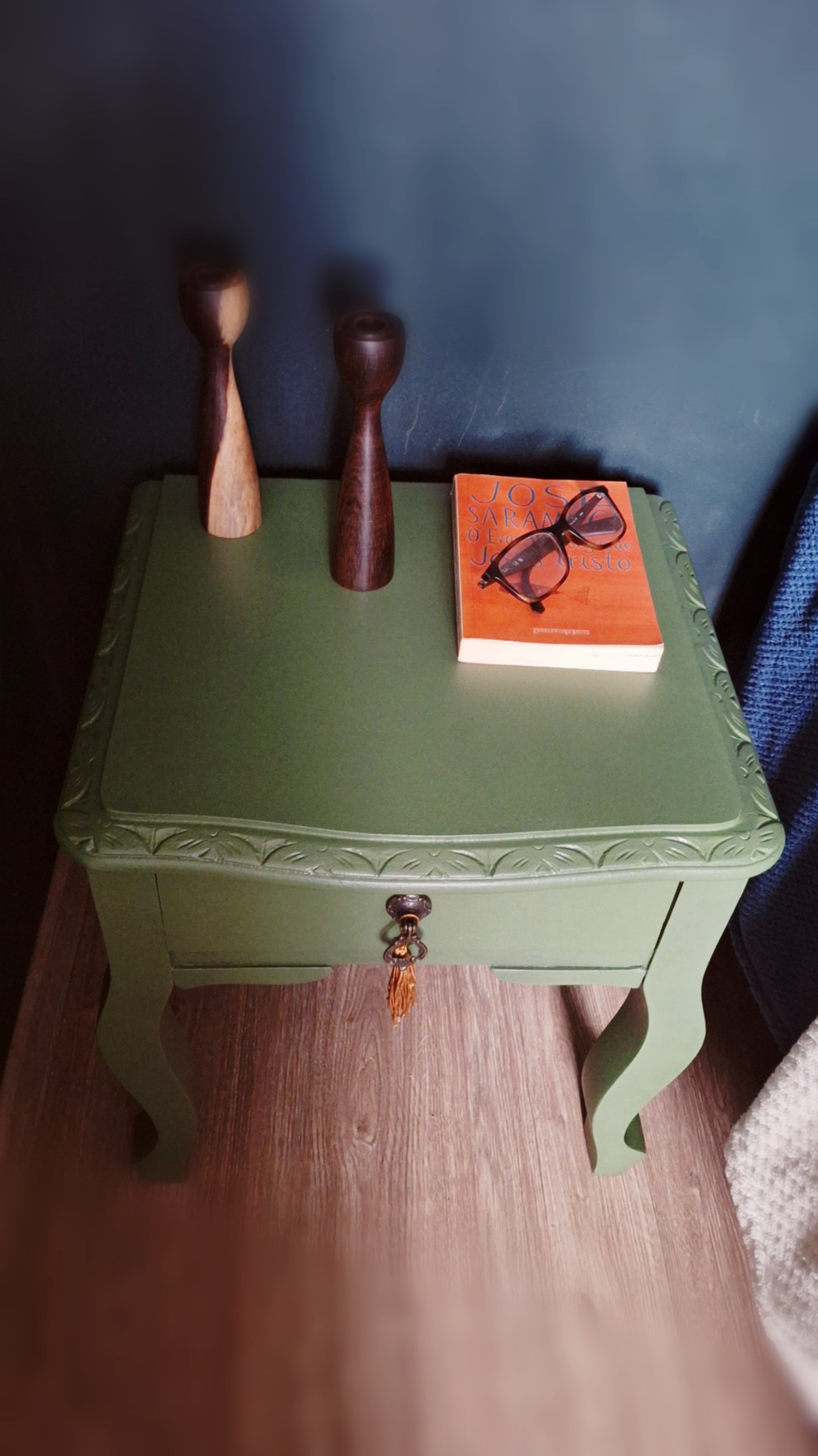 Par de mesa de cabeceira anos 50 com pintura verde 