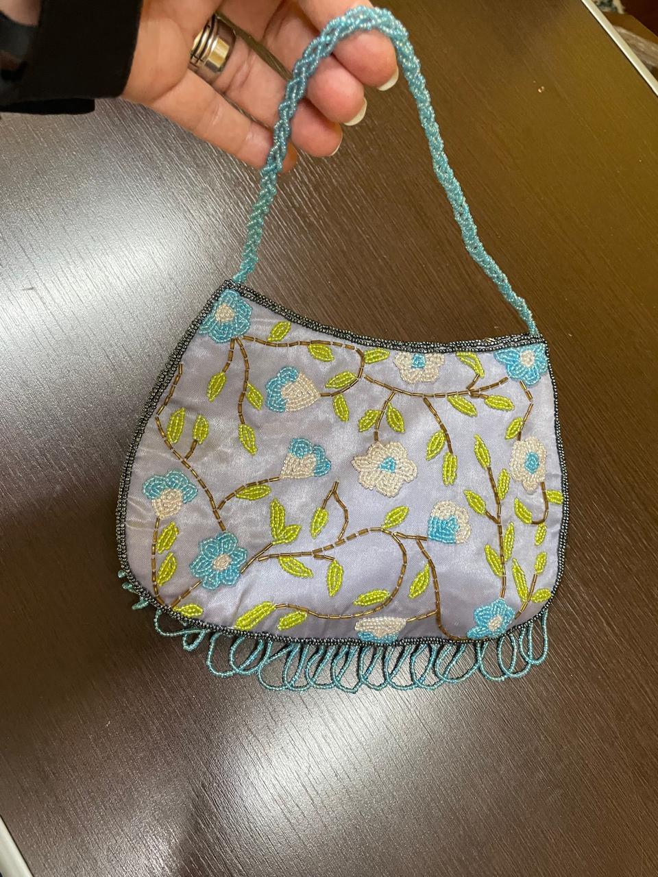 Bolsa de mão azul Vintage de miçangas. com motivos florais 