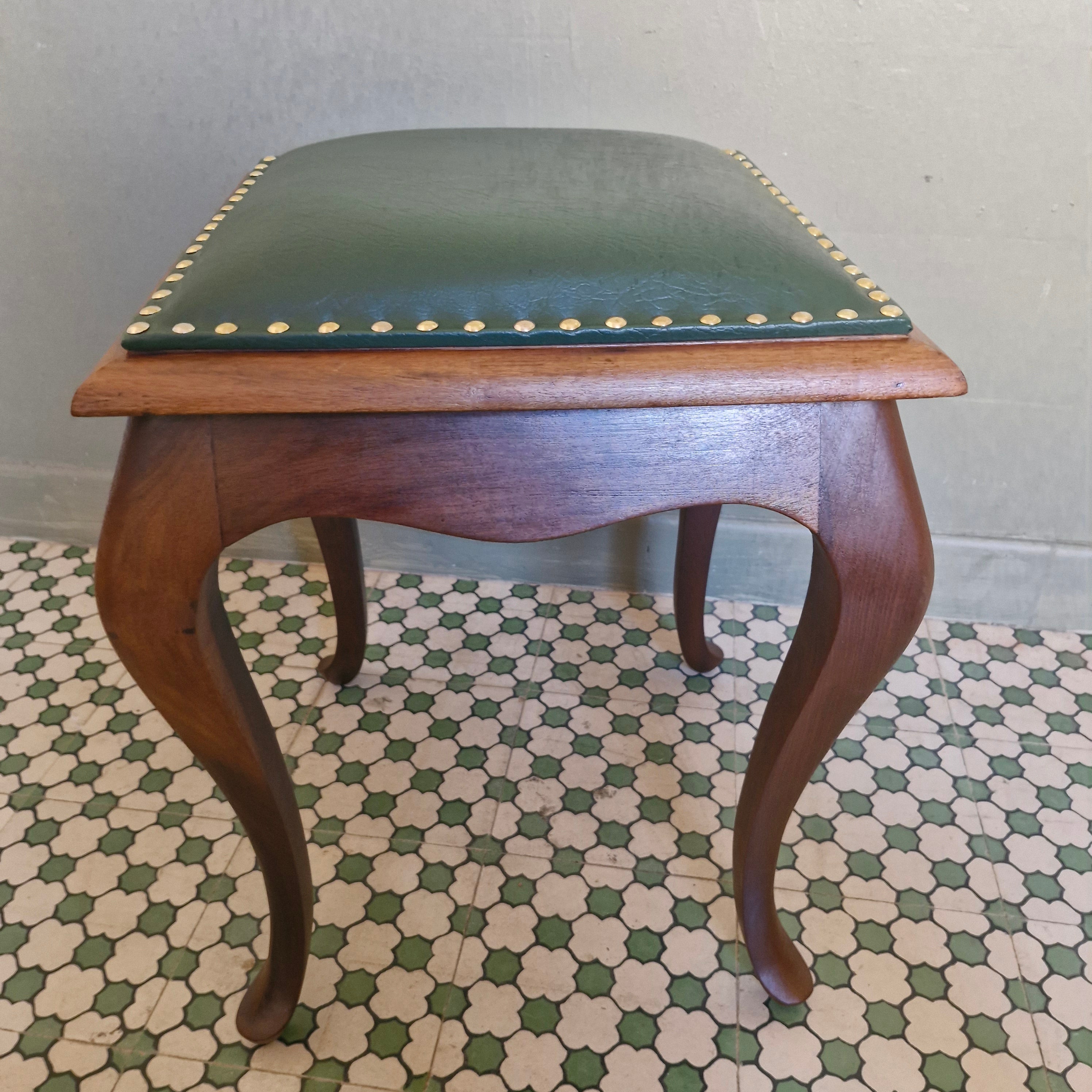 Banqueta Luiz XV quadrada em courvin verde musgo 