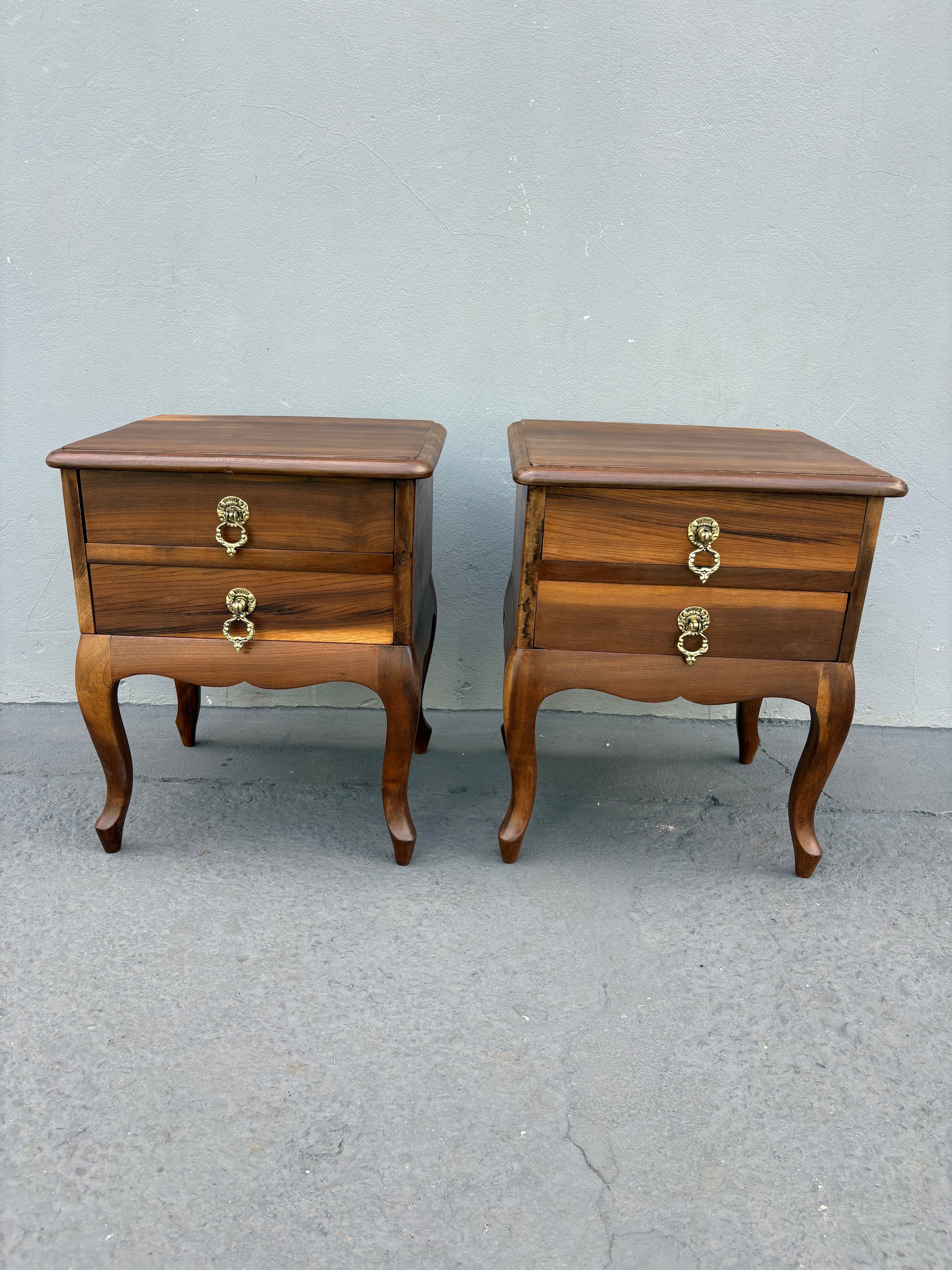 Par de Mesa de Cabeceira Luiz XV - Madeira Imbuia (2 gavetas) 