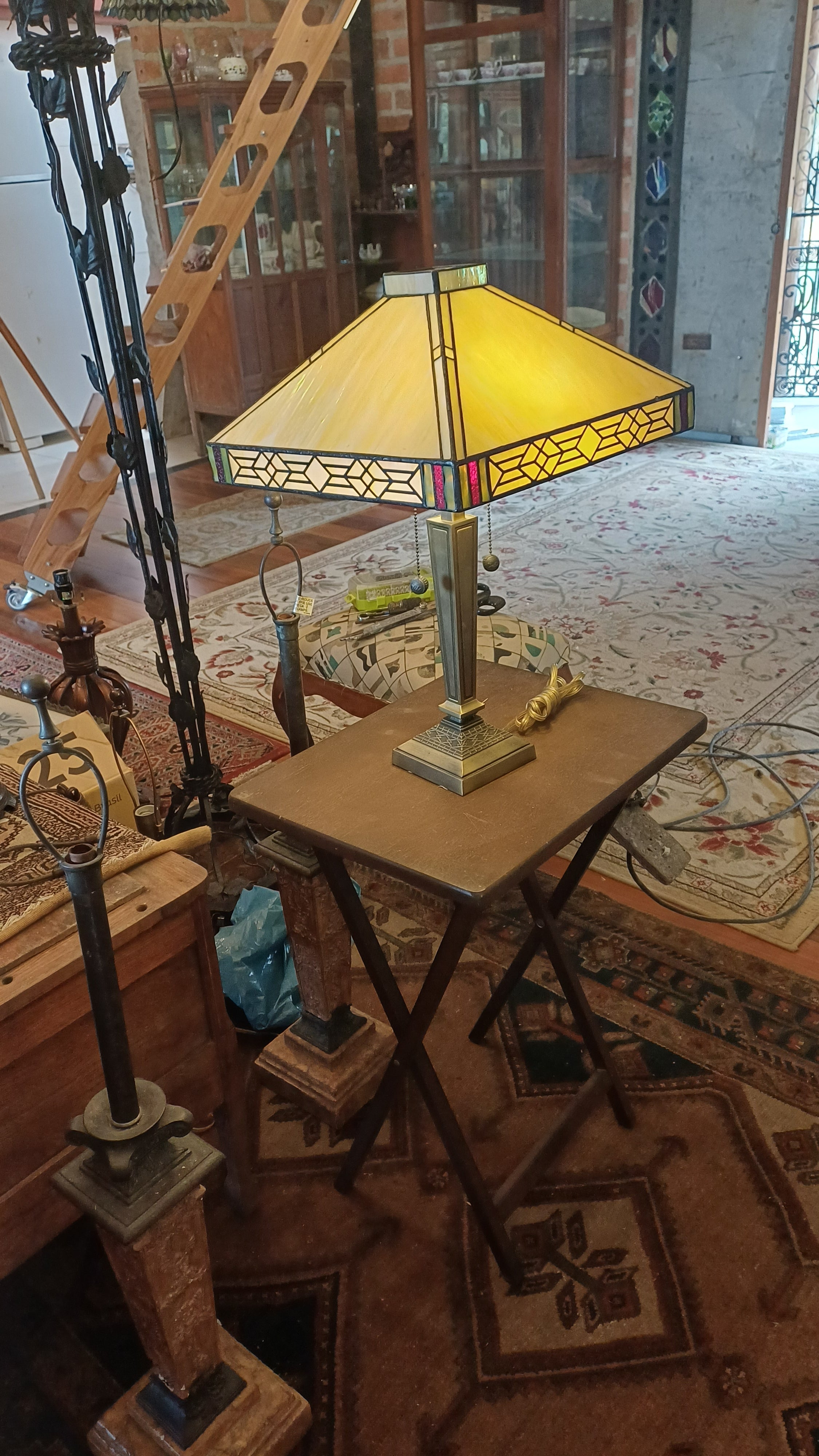 Abajur estilo tiffany quadrado de rara beleza, vidros originais - Art Déco 