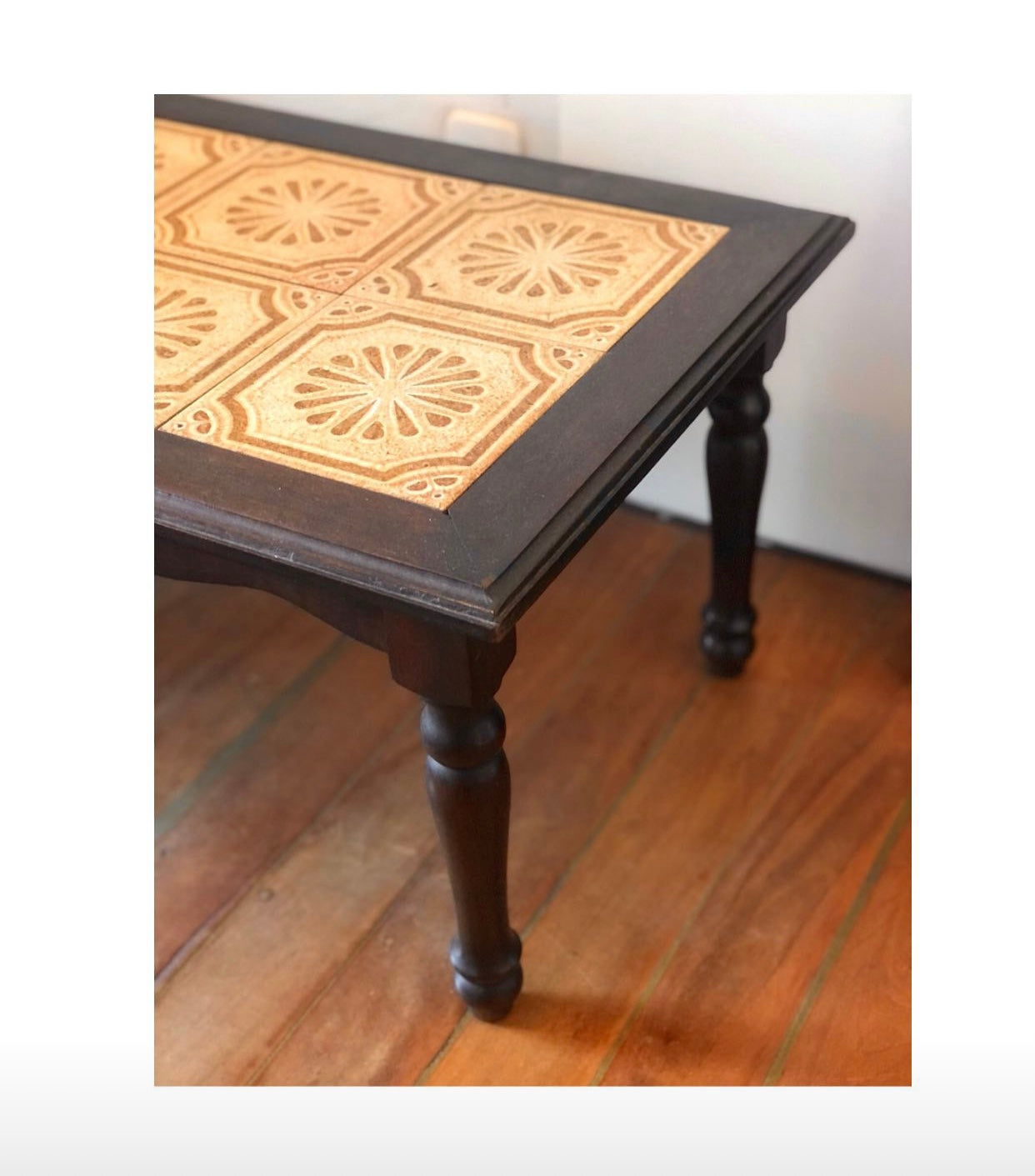 Mesa de centro retangular em madeira com azulejos