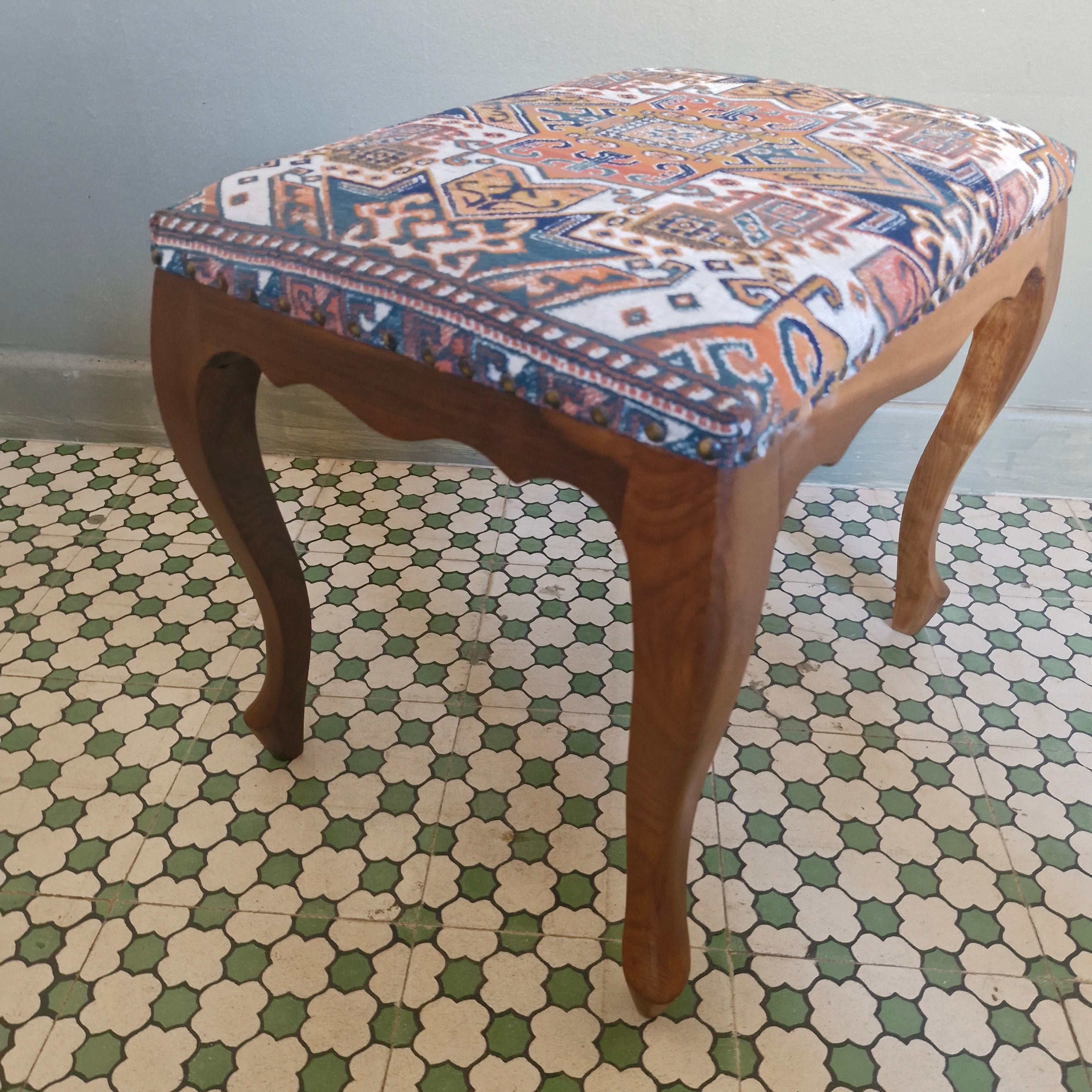 Banqueta Luiz XV com assento estofado com tapete belga  