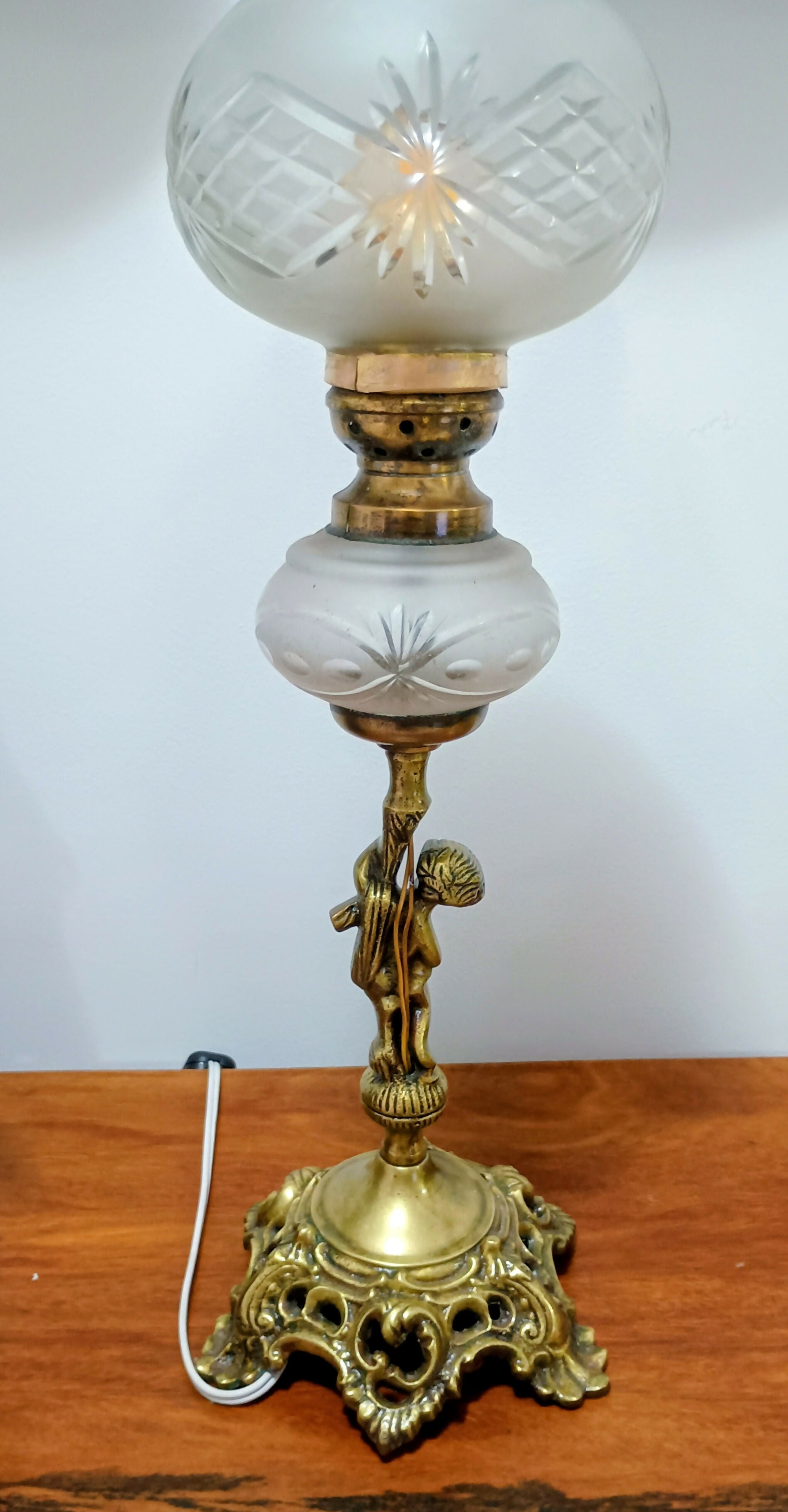 Abajur Antigo Escultural com Querubim – Bronze/Latão e Vidro Lapidado – 50 cm