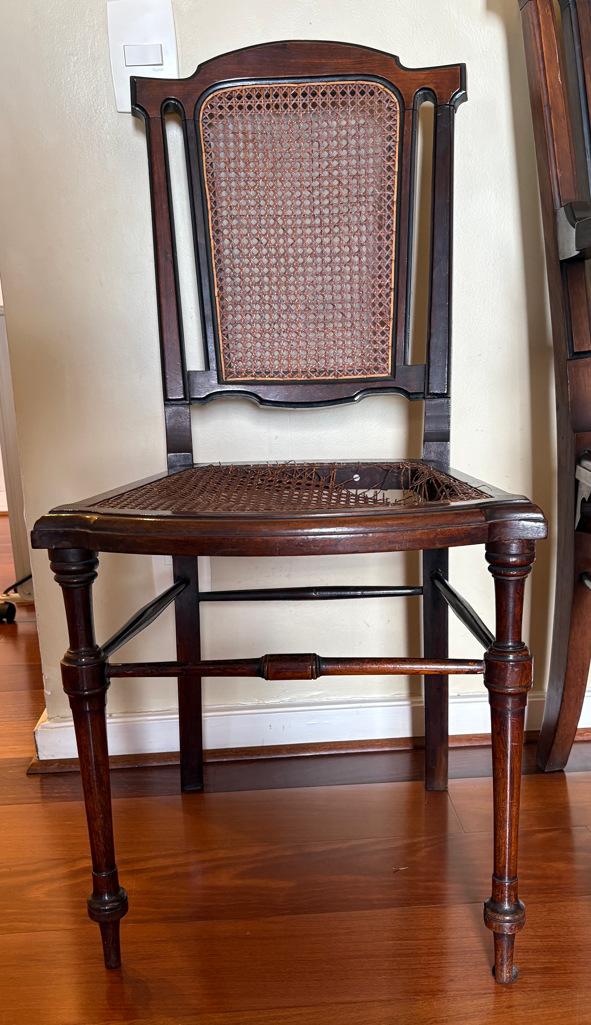 Conjunto Namoradeira em Madeira escura torneada e palhinha 