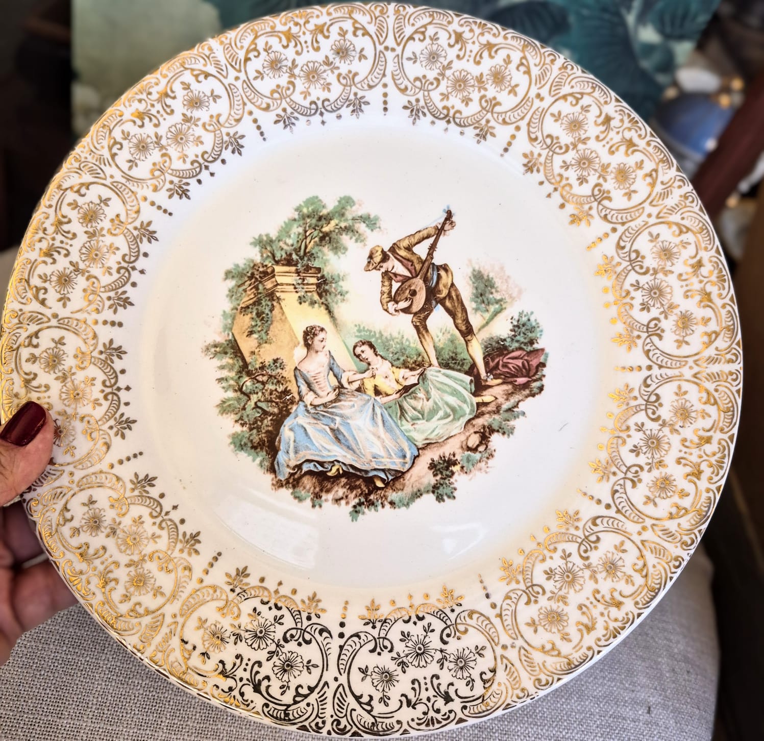 Prato raso em porcelana vintage Limoges (p/ usa) com cena galante na reserva central e barrado com profusa douração à ouro 22K