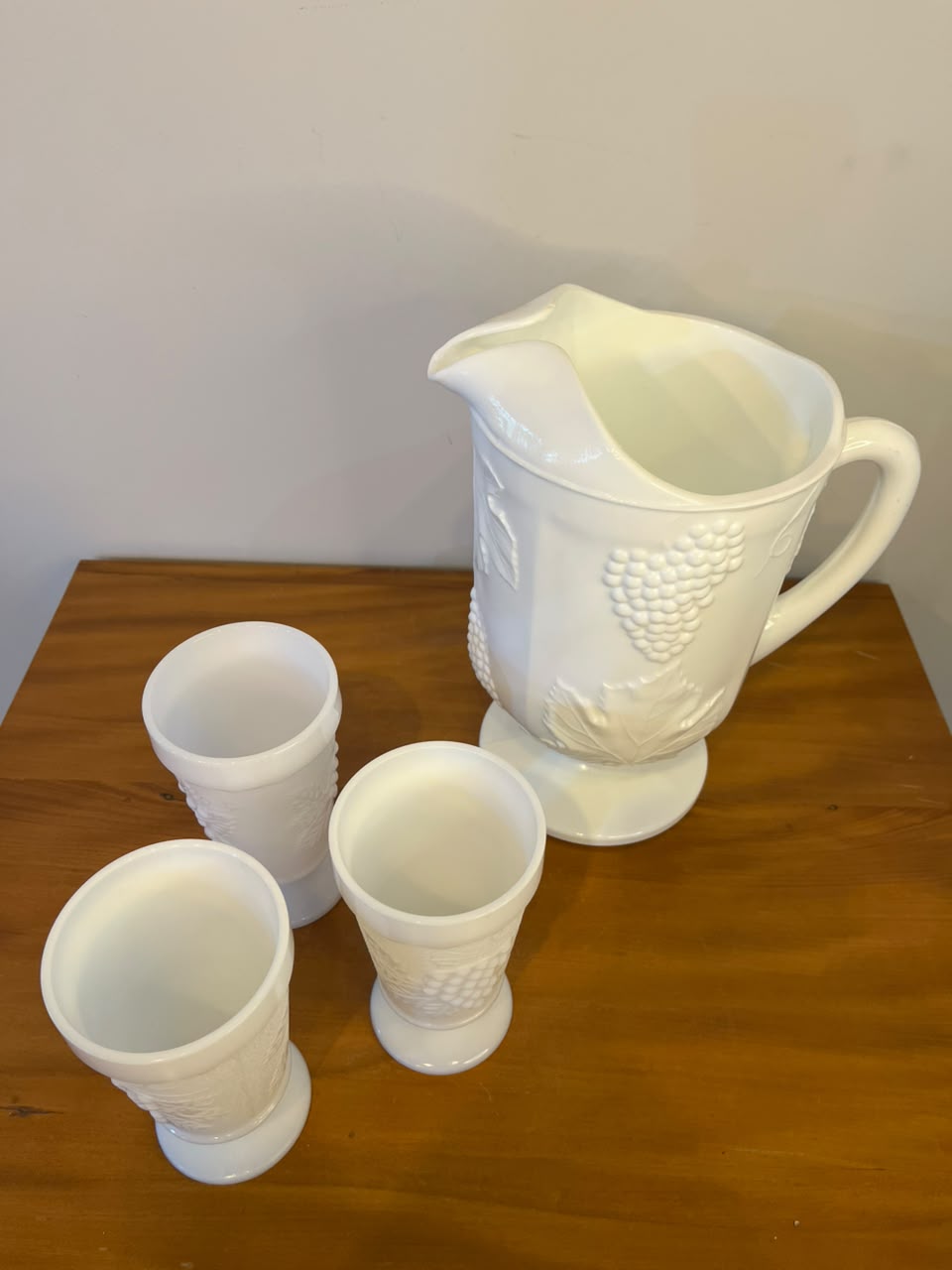 Conjunto em vidro leitoso com jarra e 3 copos – decoração em relevo com uvas