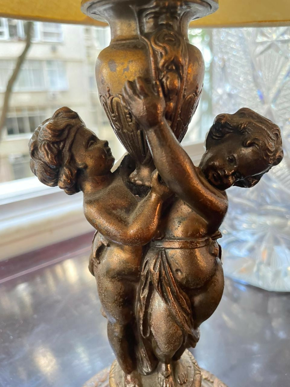Abajur em bronze figura de querubins