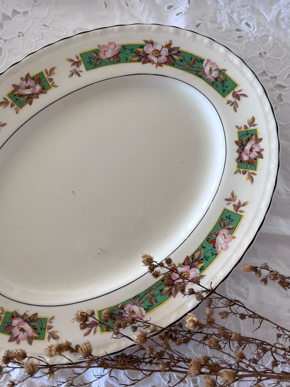 Travessa Oval Inglesa Myott – Relíquia Europeia com decoração floral rosa 