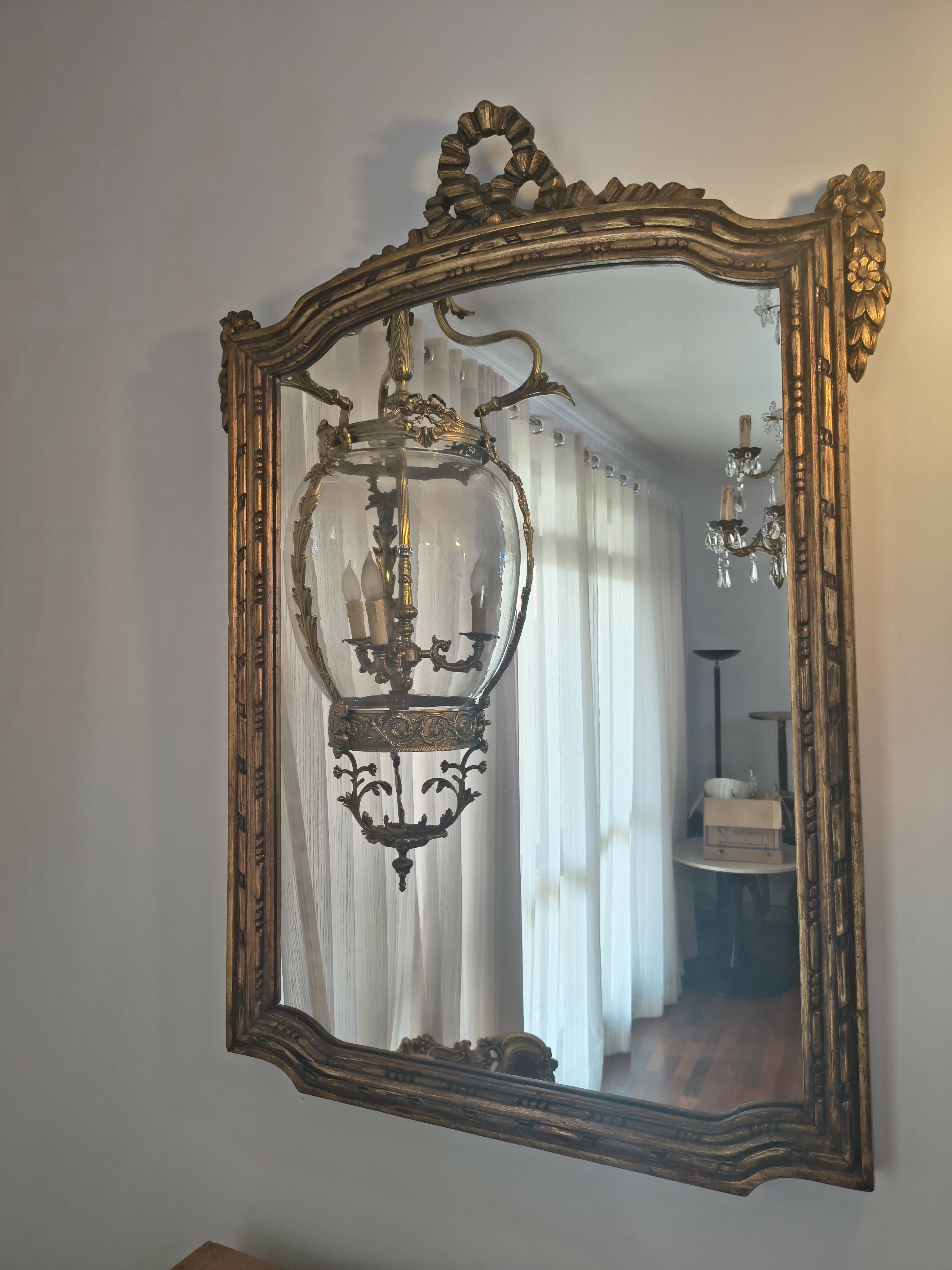 Espelho antigo em madeira entalhada dourada