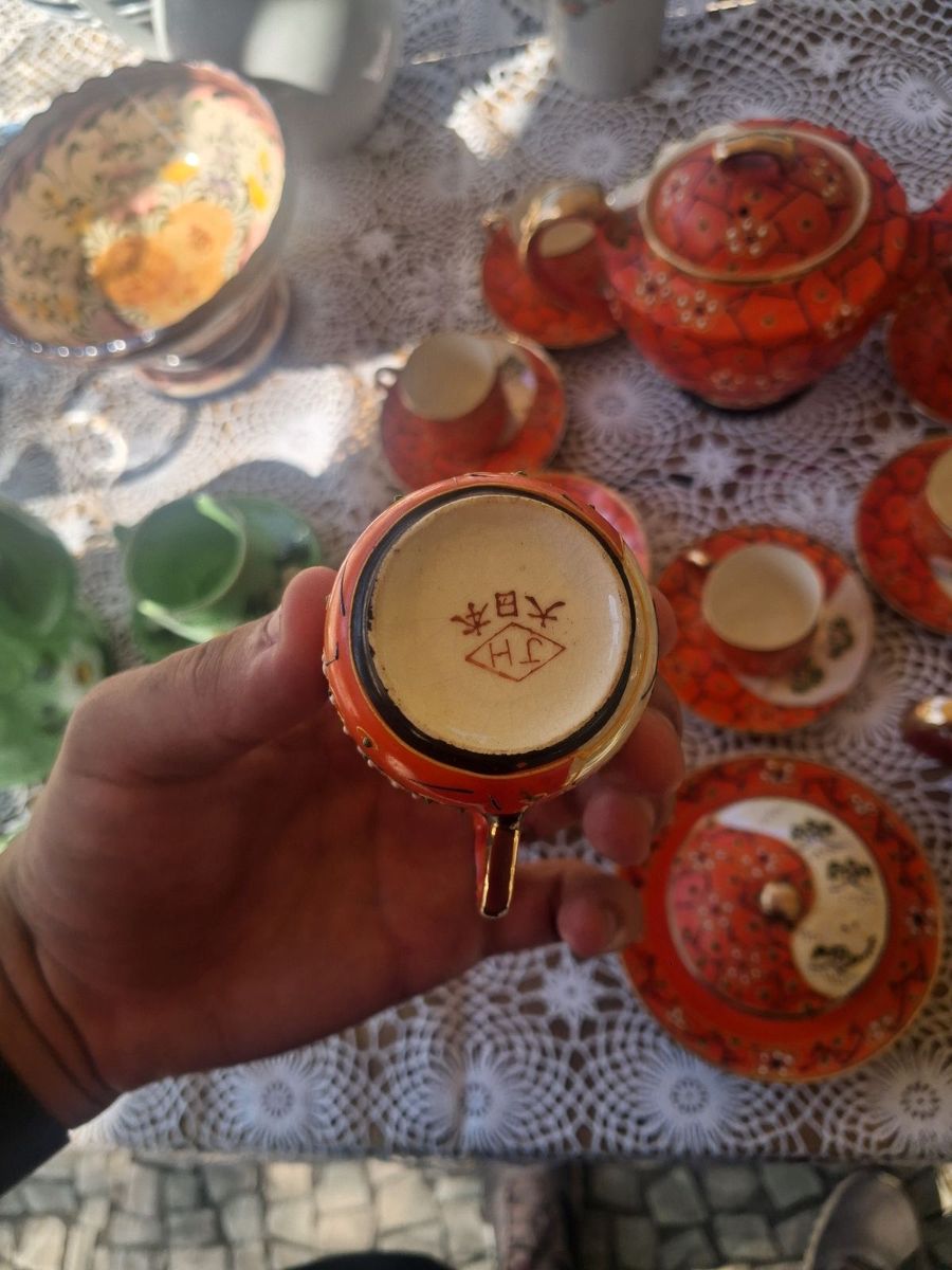 Conjunto de chá no estilo Satsuma, casca de ovo, com 14 peças em vermelho com desenhos florais 