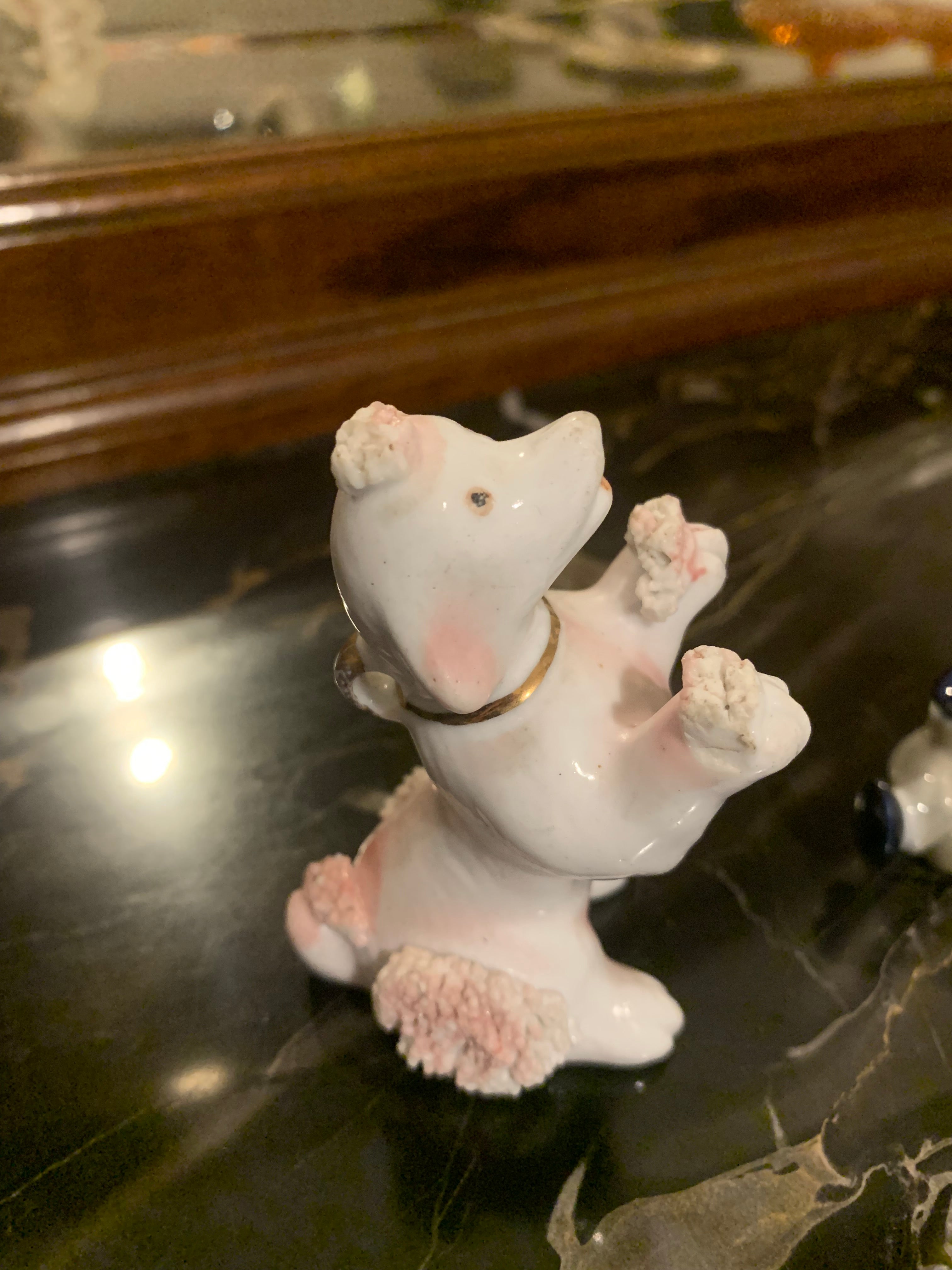 Bibelots em porcelana, provavelmente alemães, de delicadeza ímpar
