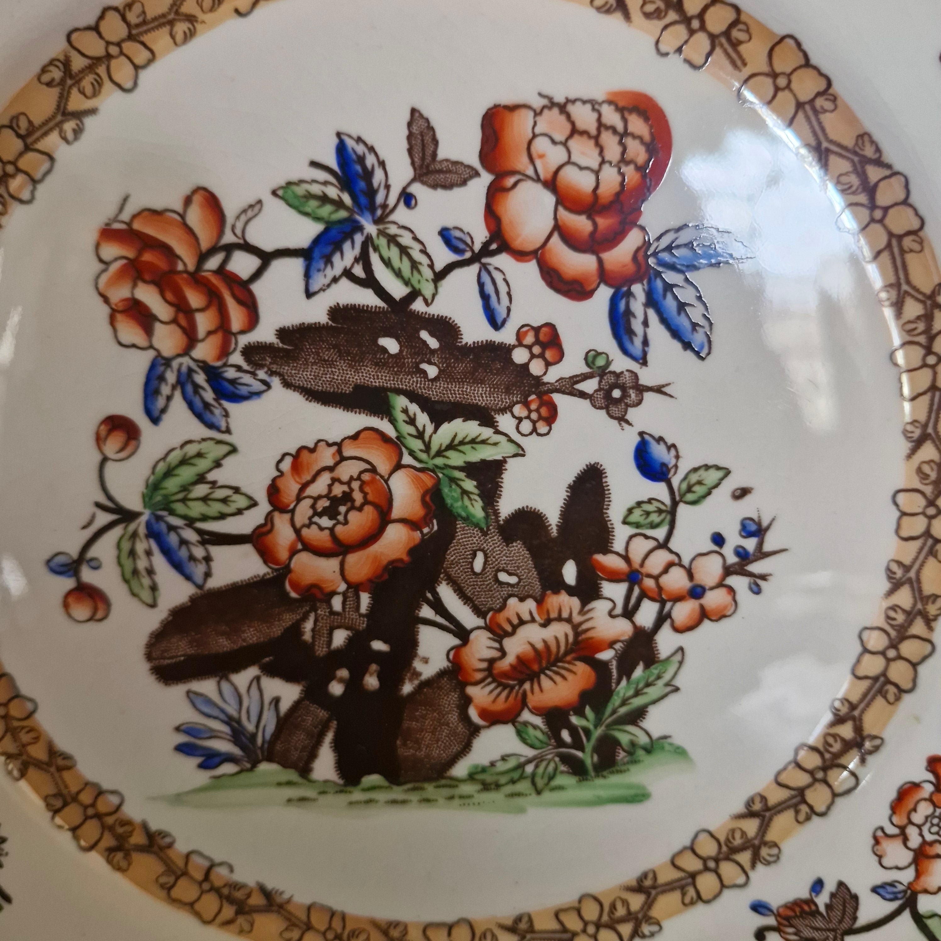 Prato decorativo porcelana com decoração floral 
