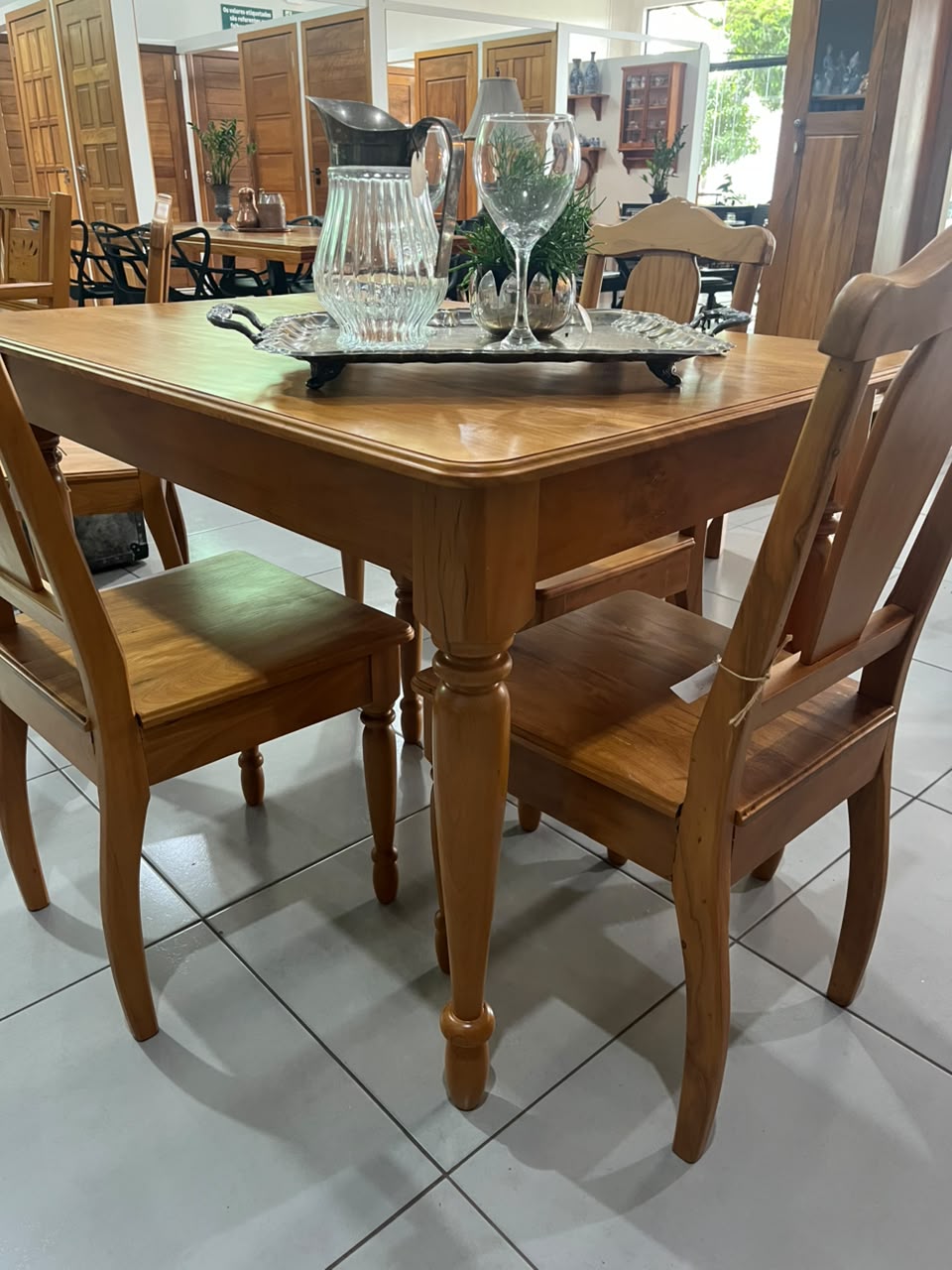 Conjunto de Mesa de Jantar Retangular em peroba com pés torneados e 4 cadeiras