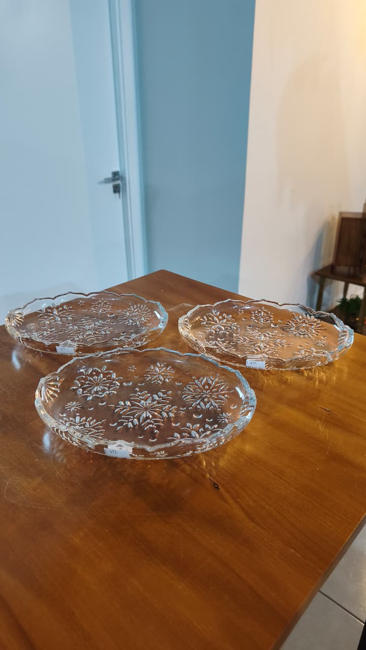 Conjunto de 3 Travessas Ovais em Vidro Trabalhado – Motivos Florais