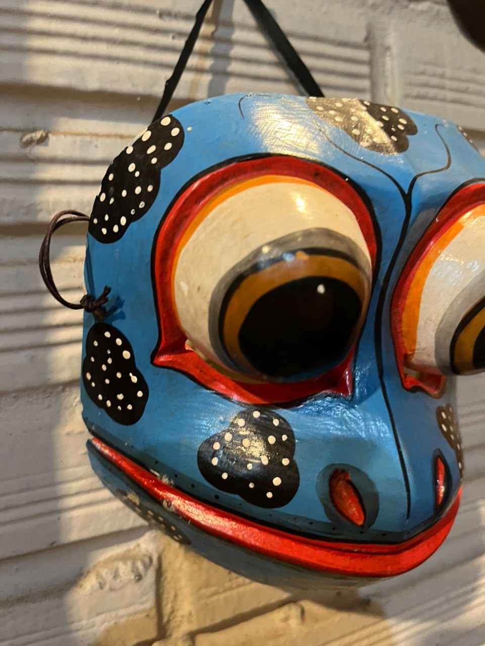 Máscara decorativa de sapo em madeira entalhada e pintada à mão — 20 × 15 cm