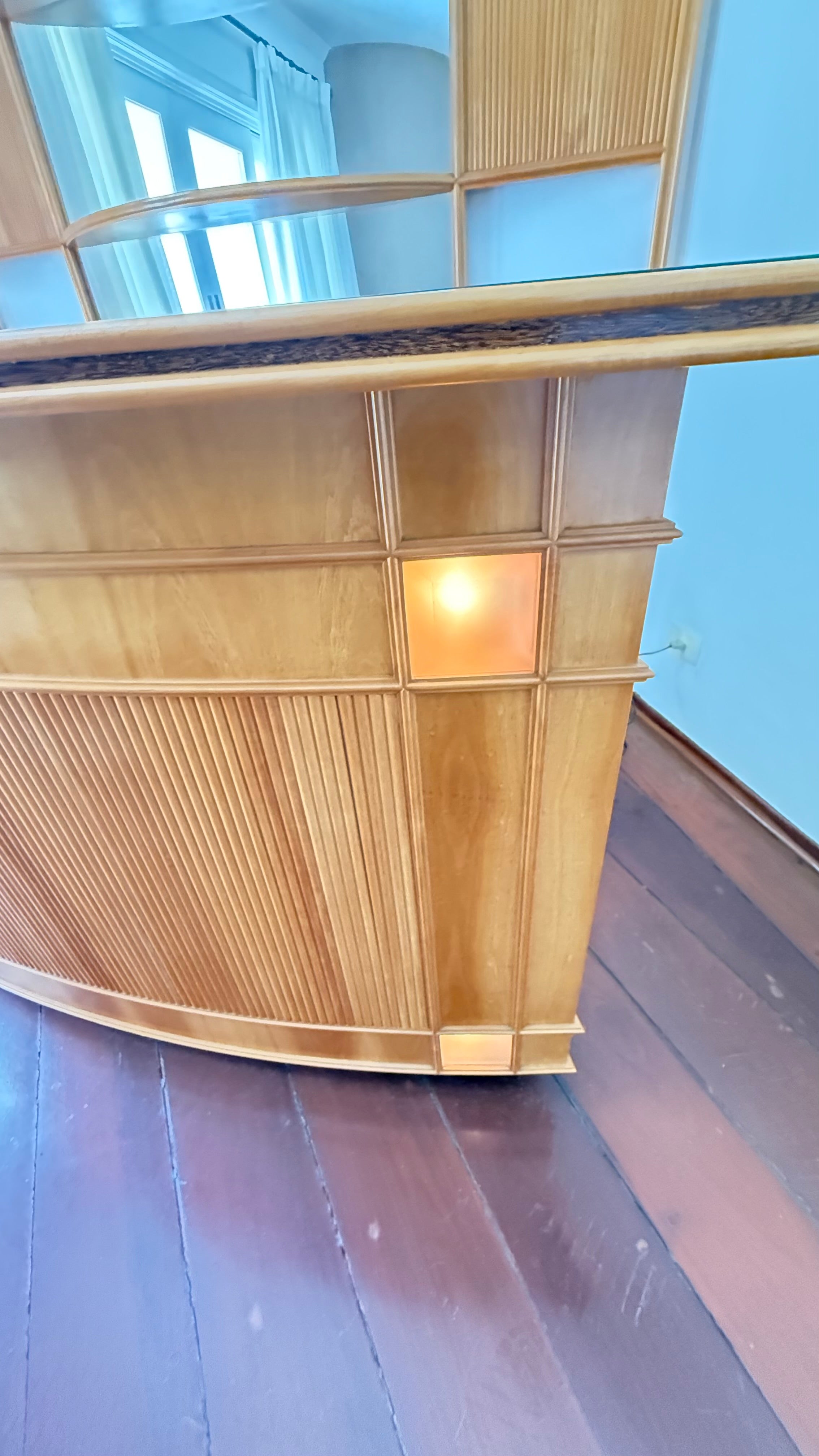 Bar completo com balcão curvado e espelho - alto padrão