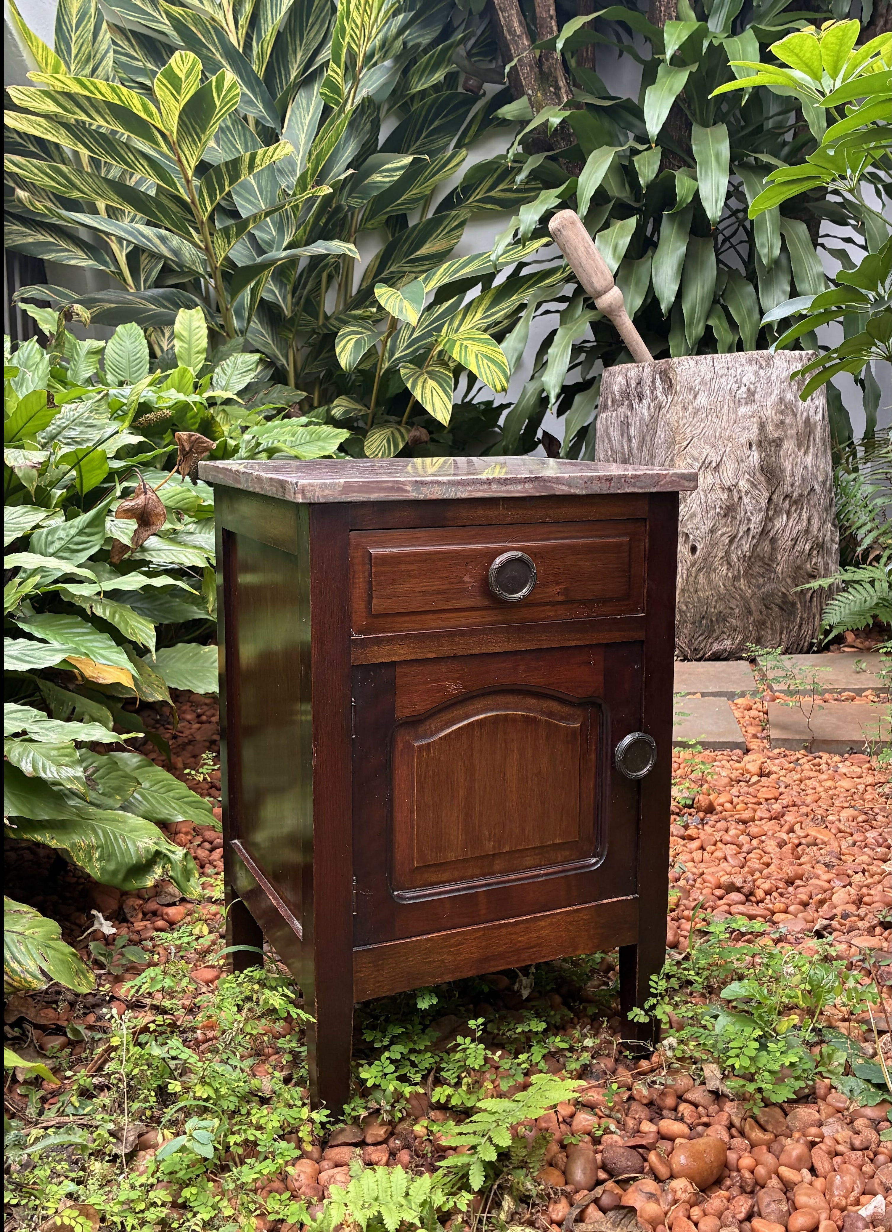 Mesa de cabeceira / mesa lateral em madeira com tampo em mármore