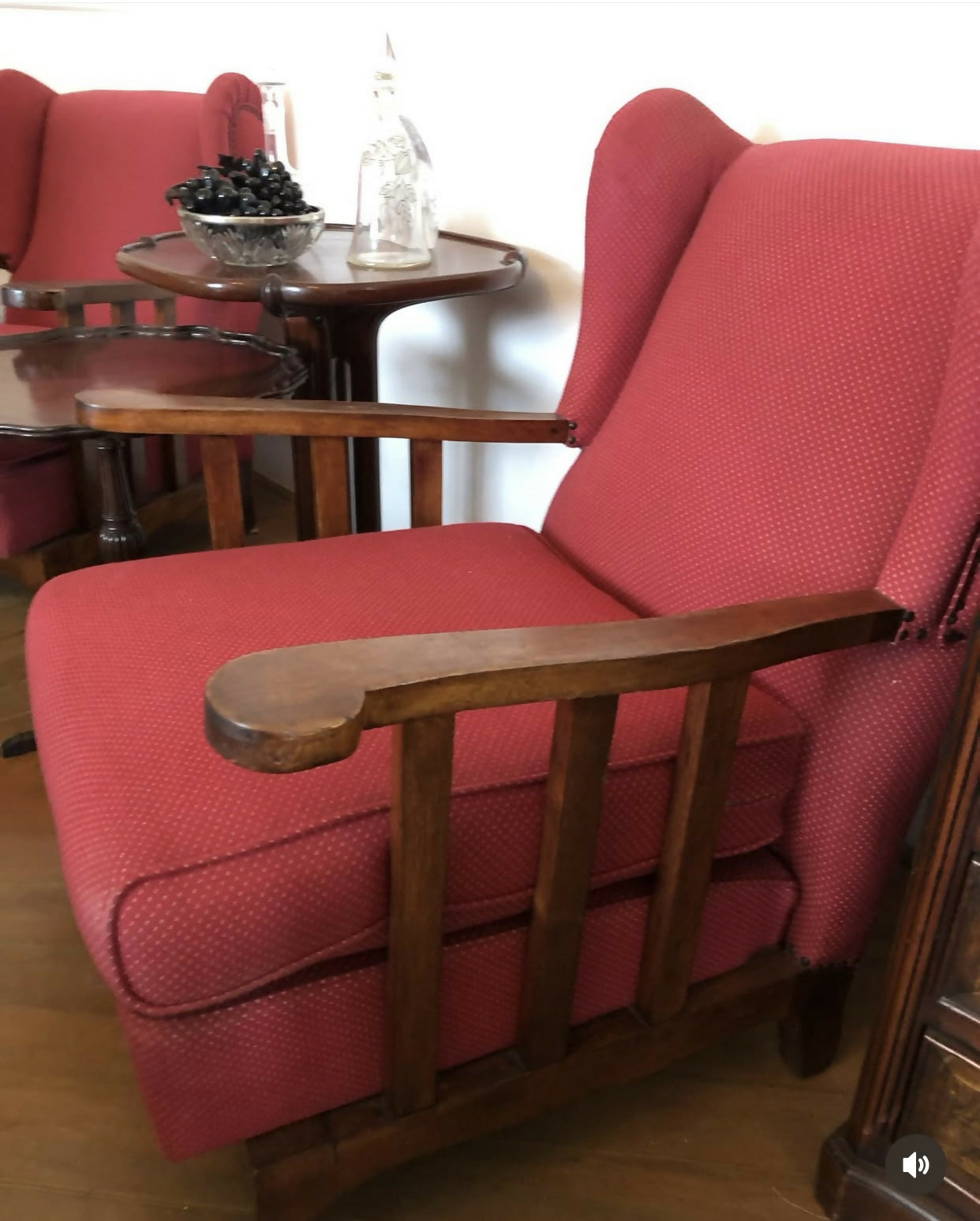 Poltrona Berger dos anos 60 com braços em madeira maciça e estofado vermelho (valor unitário)