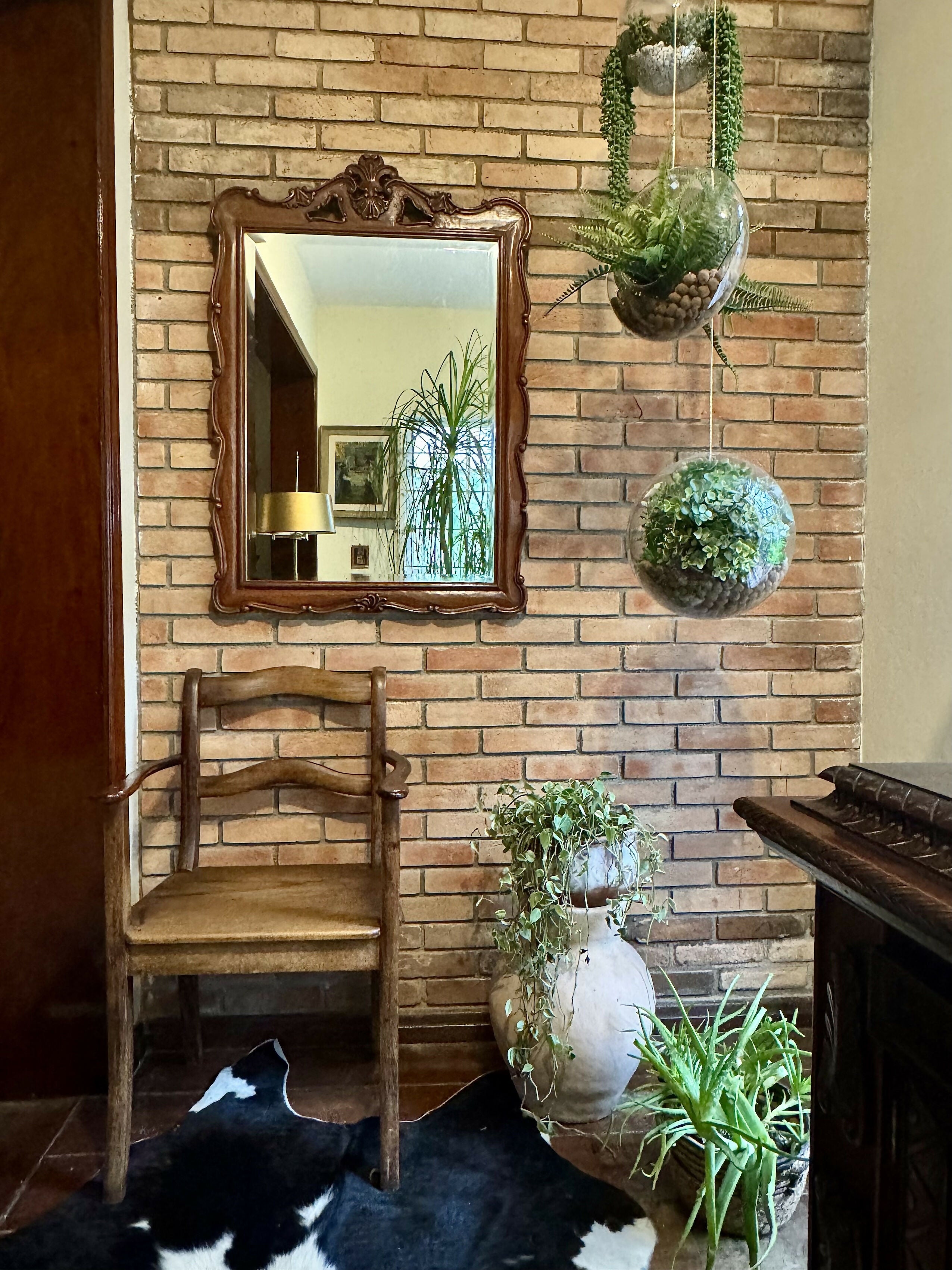 Espelho Bisotê em Madeira Maciça Esculpida