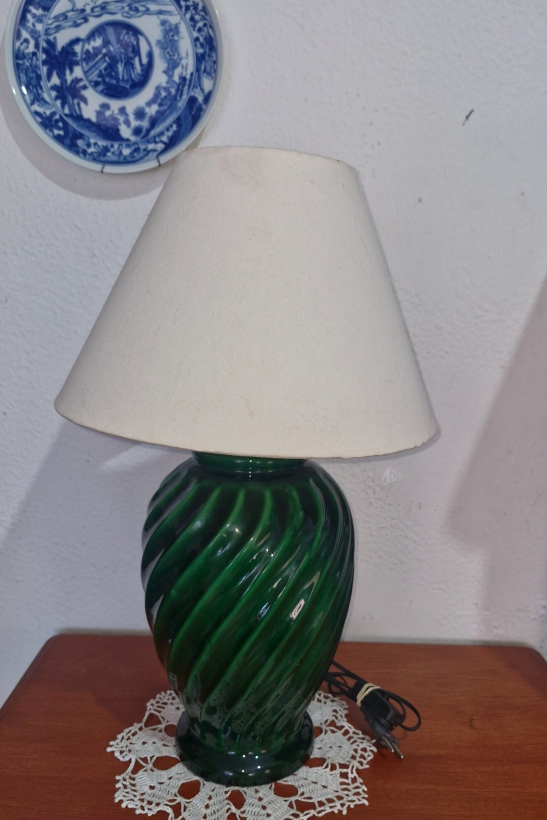 Abajur de porcelana verde com cúpula branca 