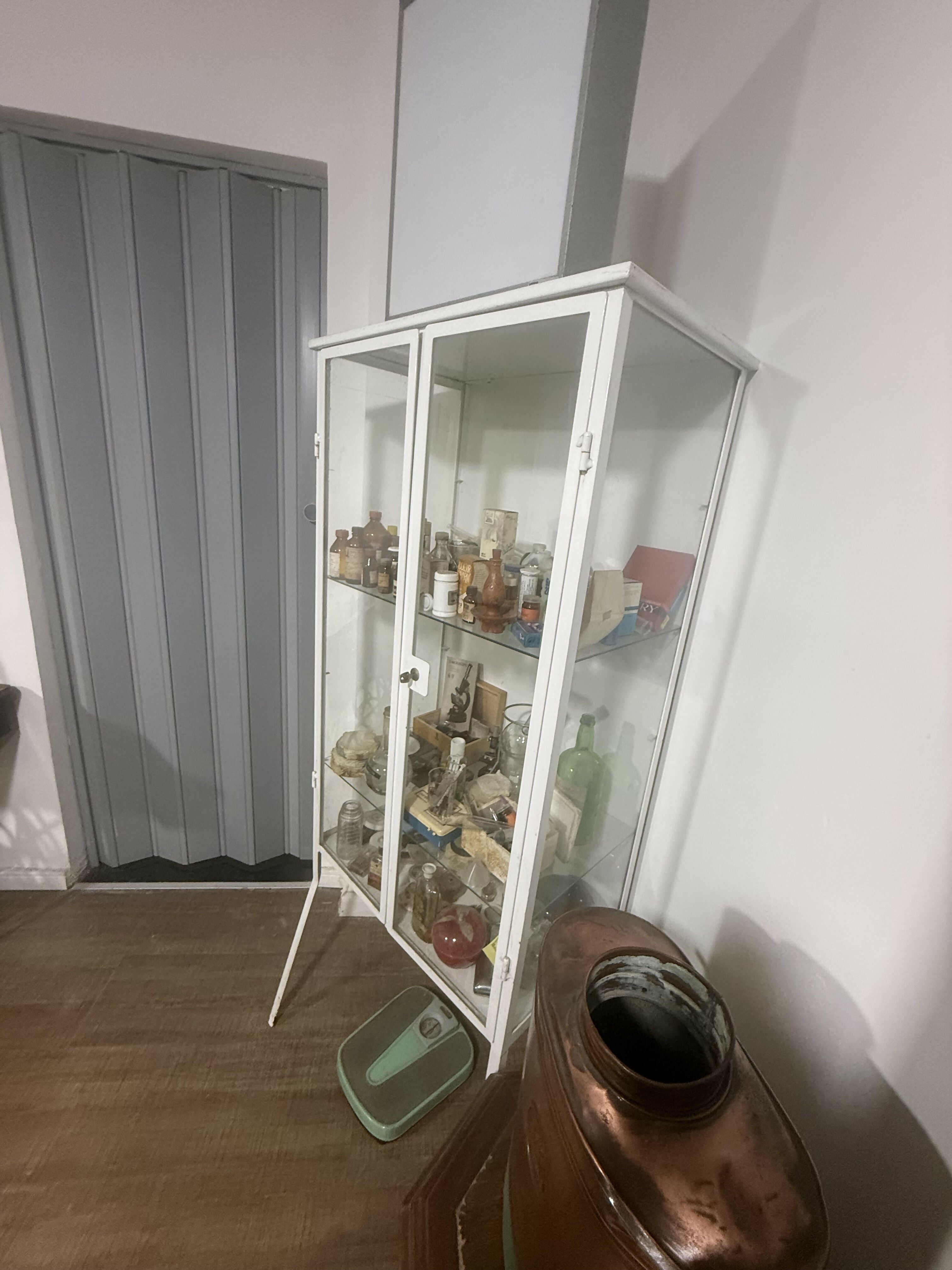 Armário de Farmácia Antigo em Metal e Vidro –