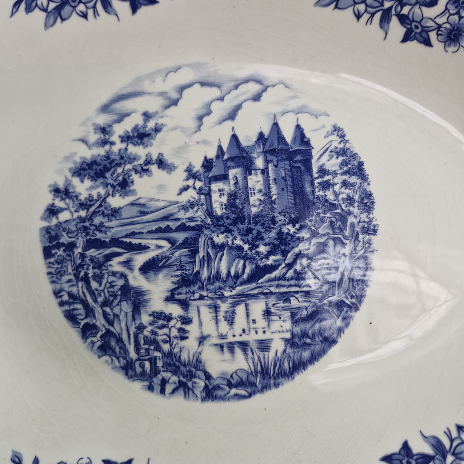 Linda Travessa antiga com tonalidade de azul, paisagem rural com castelo ao fundo - Nadir Figueiredo 