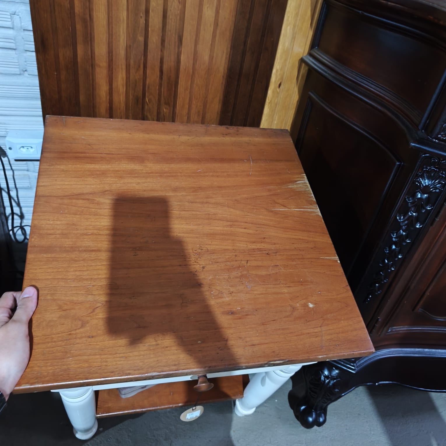 Mesa de Apoio Bicolor (branco e madeira) com Gaveta e Prateleira Inferior