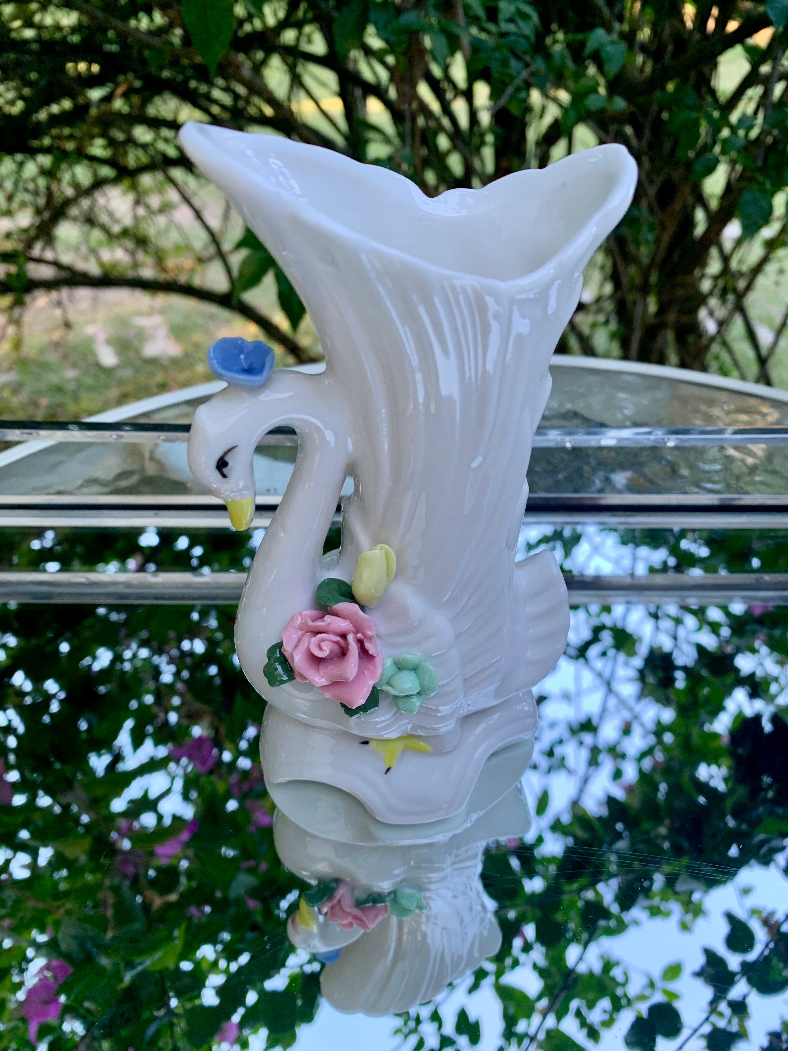 Lindo delicado vasinho em porcelana cisne