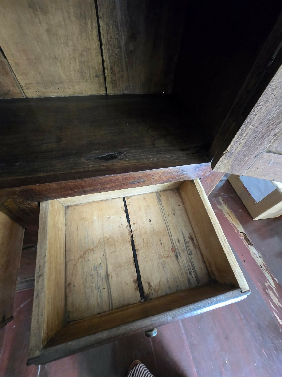 Grande armário antigo em madeira maciça com portas almofadadas – c. 1880–1920