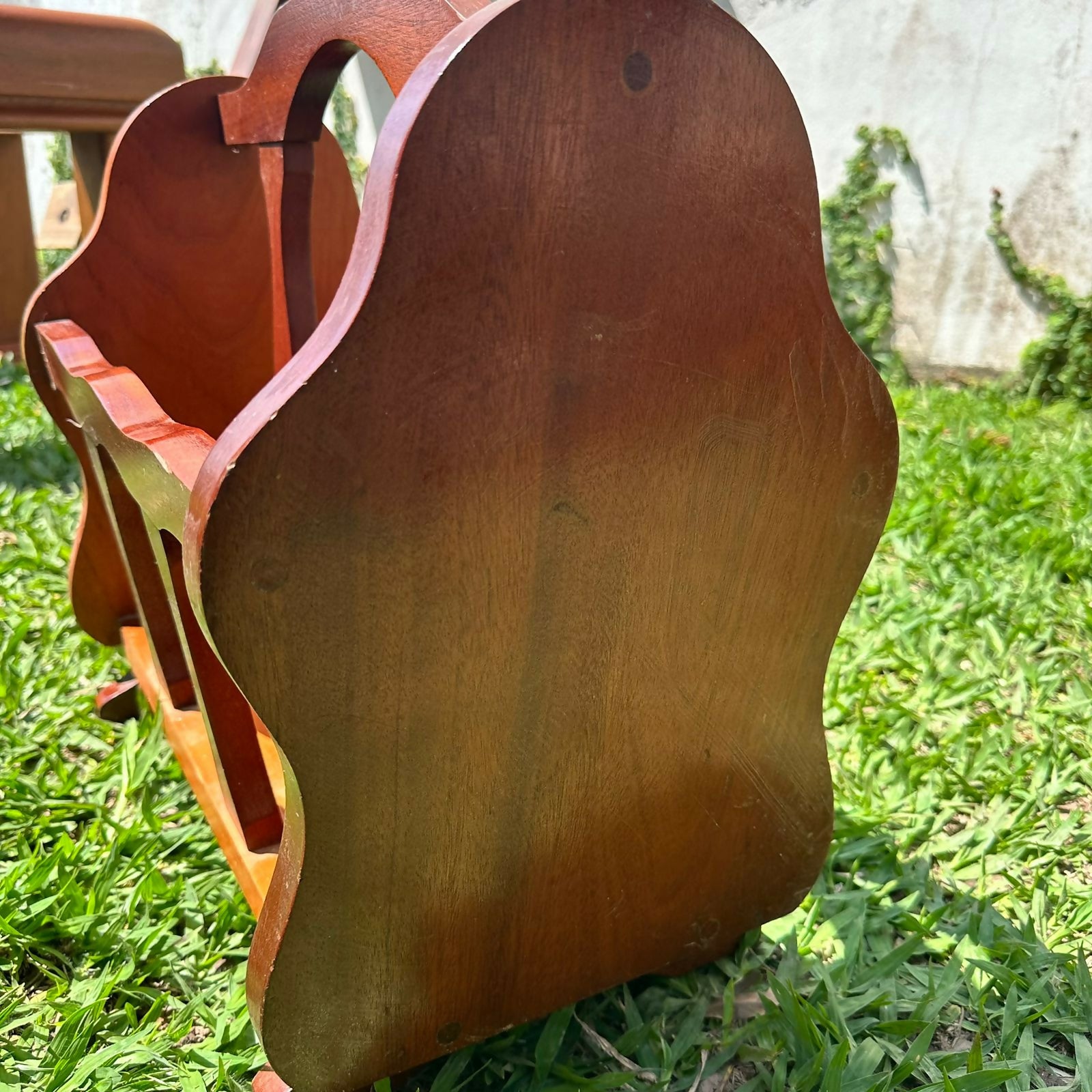 Revisteiro antigo em madeira maciça – peça decorativa e funcional