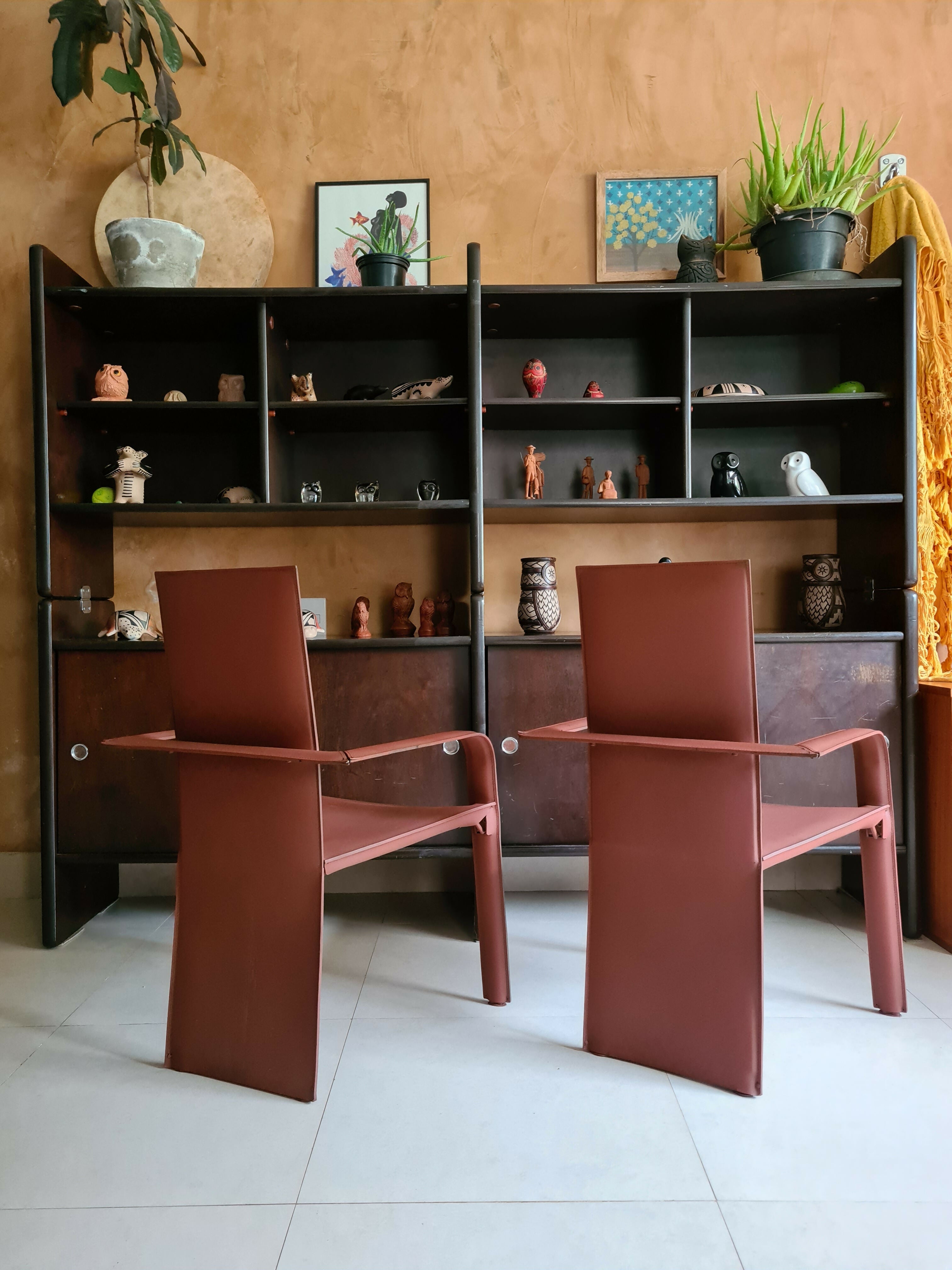 Par de cadeiras. com braço Ligne Roset em ferro e couro