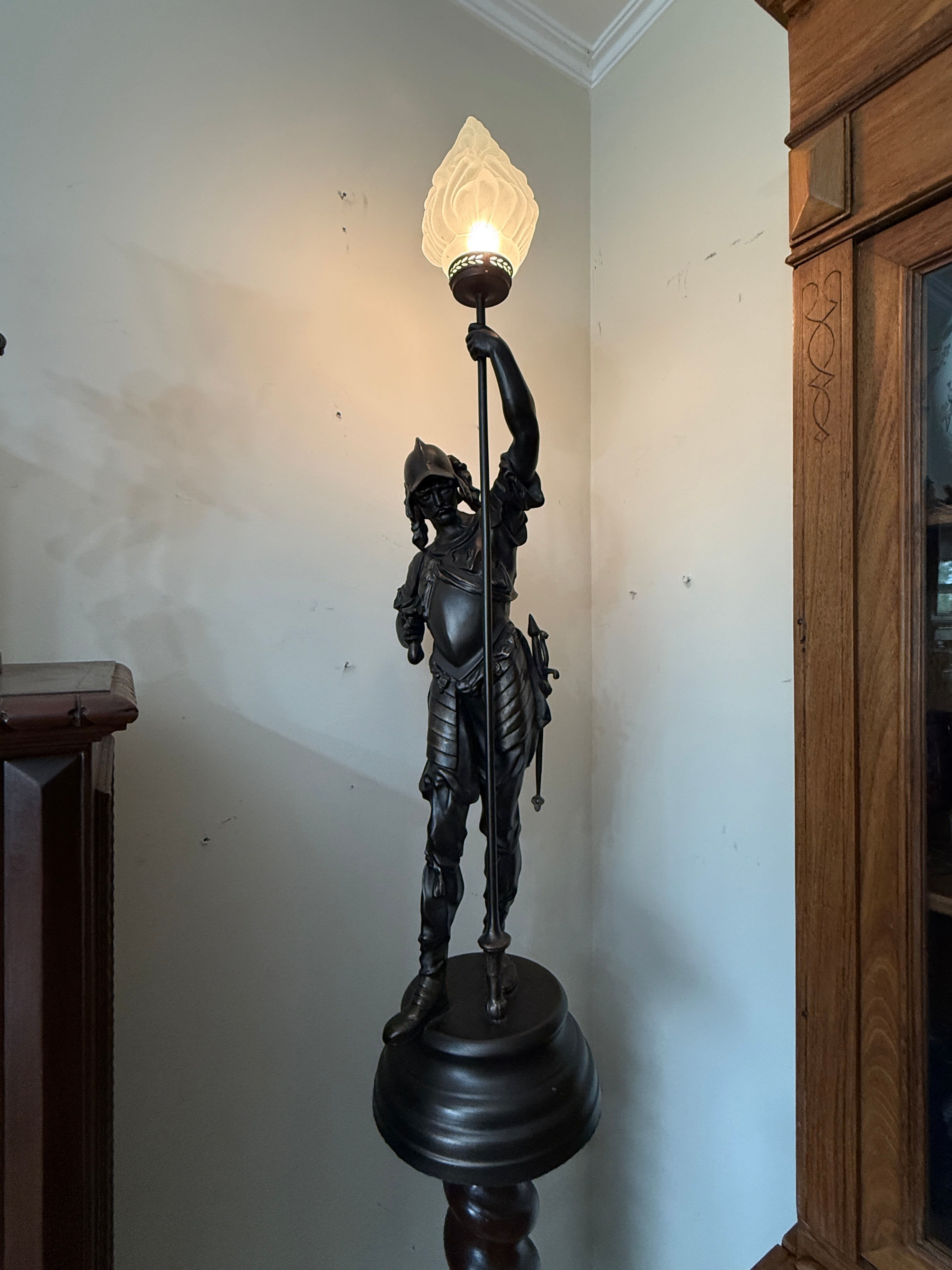 Belissima Luminária com escultura de petit bronze, representando um Guerreiro