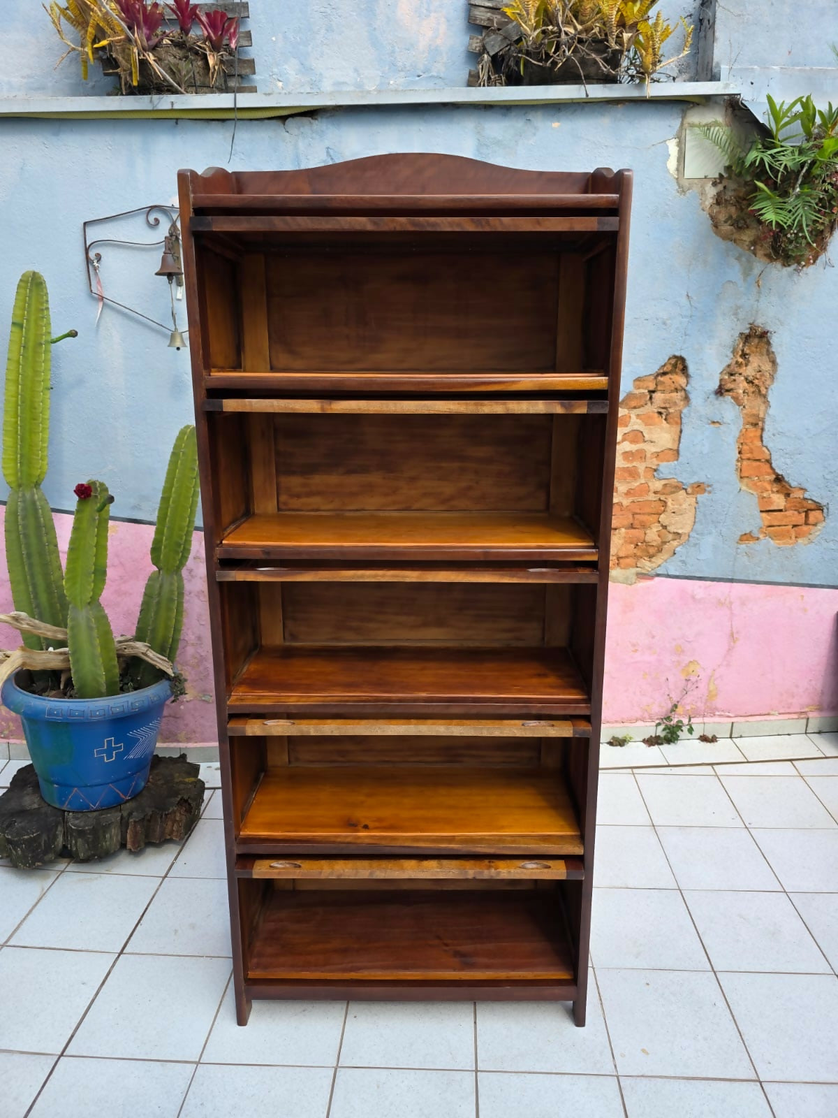 Estante / Livreiro, década de 60, 5 portas basculantes em imbuia maciça.